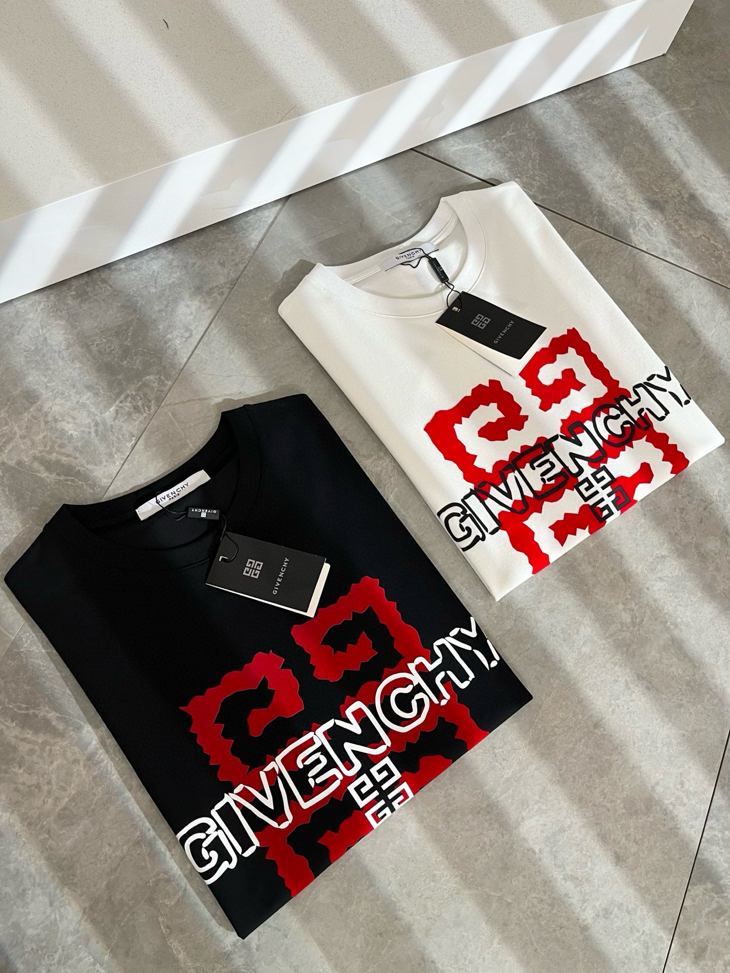 Giv*chy/纪*希2025春夏新款男女同款👫短袖T恤，主创时尚注入了全新时尚能量。通过探索各种题材和