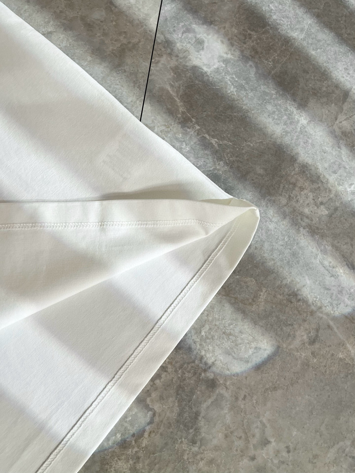 Giv*chy/纪*希2025春夏新款男女同款👫短袖T恤，主创时尚注入了全新时尚能量。通过探索各种题材和