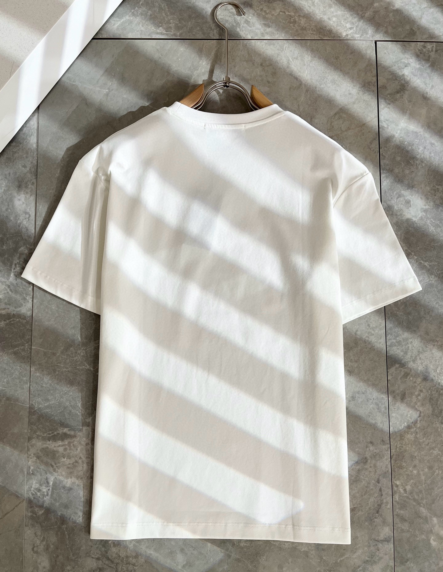 Giv*chy/纪*希2025春夏新款男女同款👫短袖T恤，主创时尚注入了全新时尚能量。通过探索各种题材和