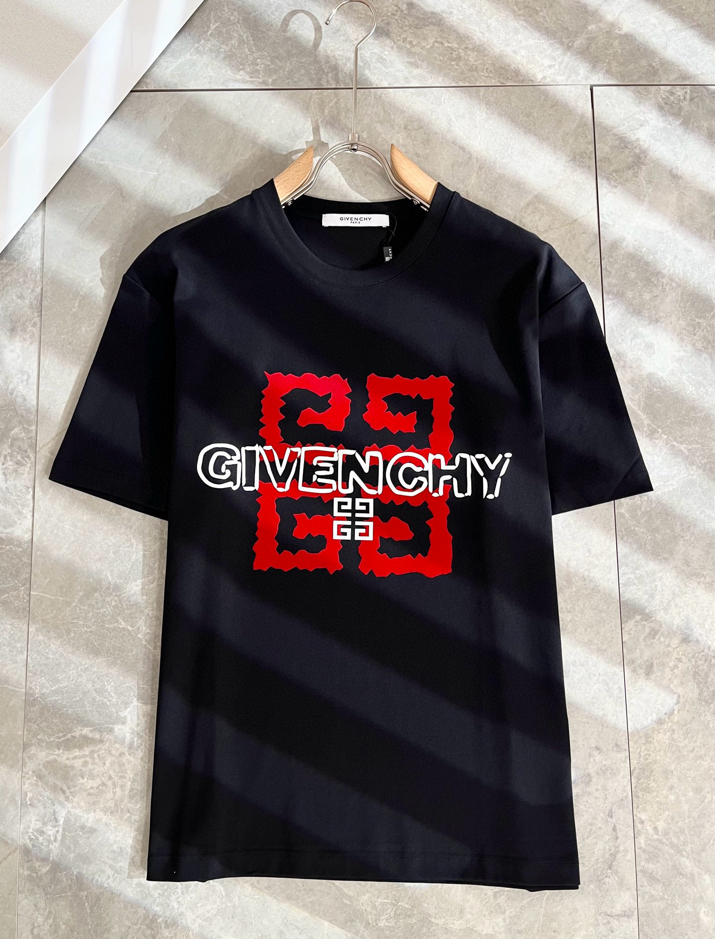 Giv*chy/纪*希2025春夏新款男女同款👫短袖T恤，主创时尚注入了全新时尚能量。通过探索各种题材和