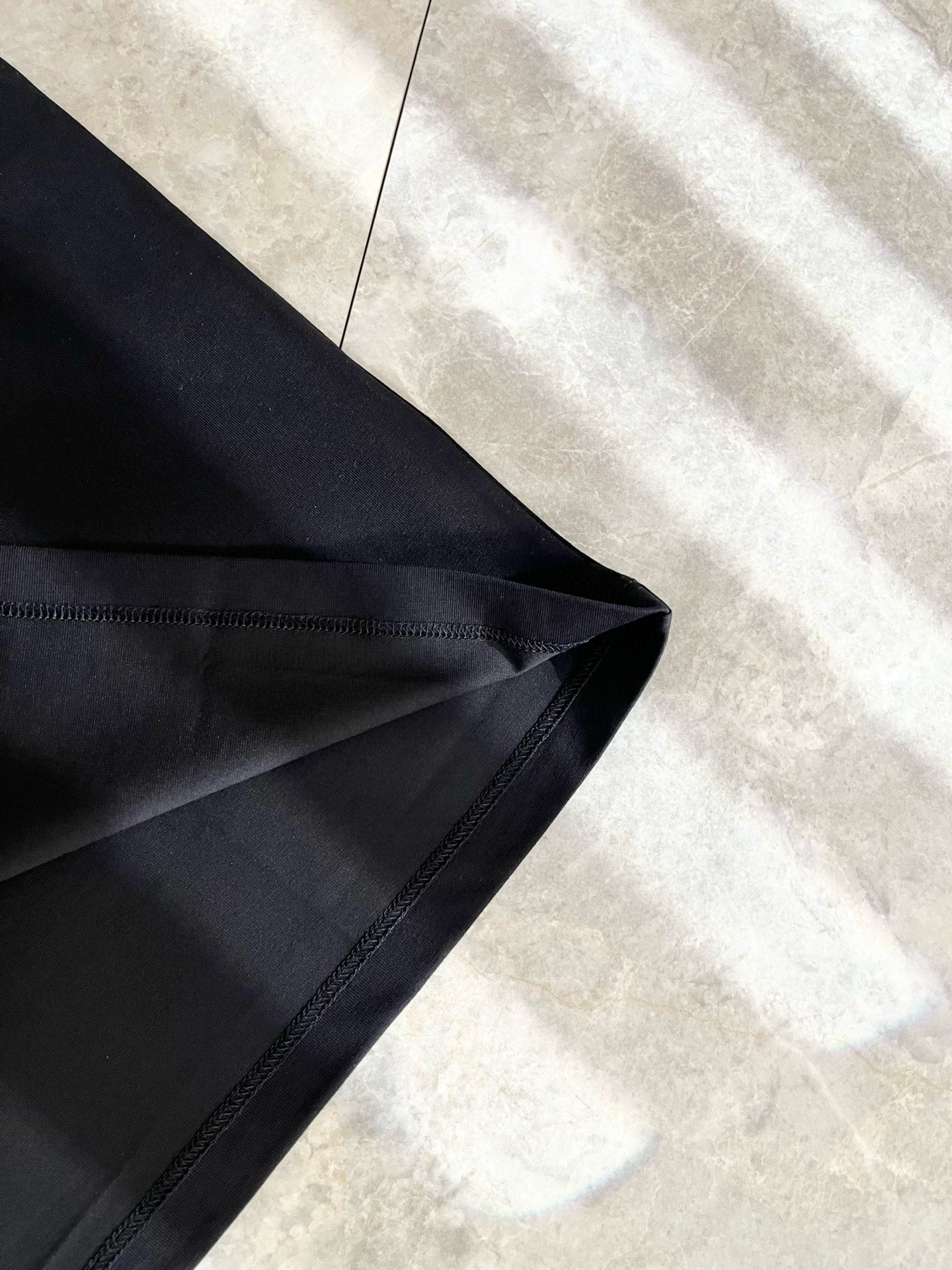 Giv*chy/纪*希2025春夏新款男女同款👫短袖T恤，主创时尚注入了全新时尚能量。通过探索各种题材和