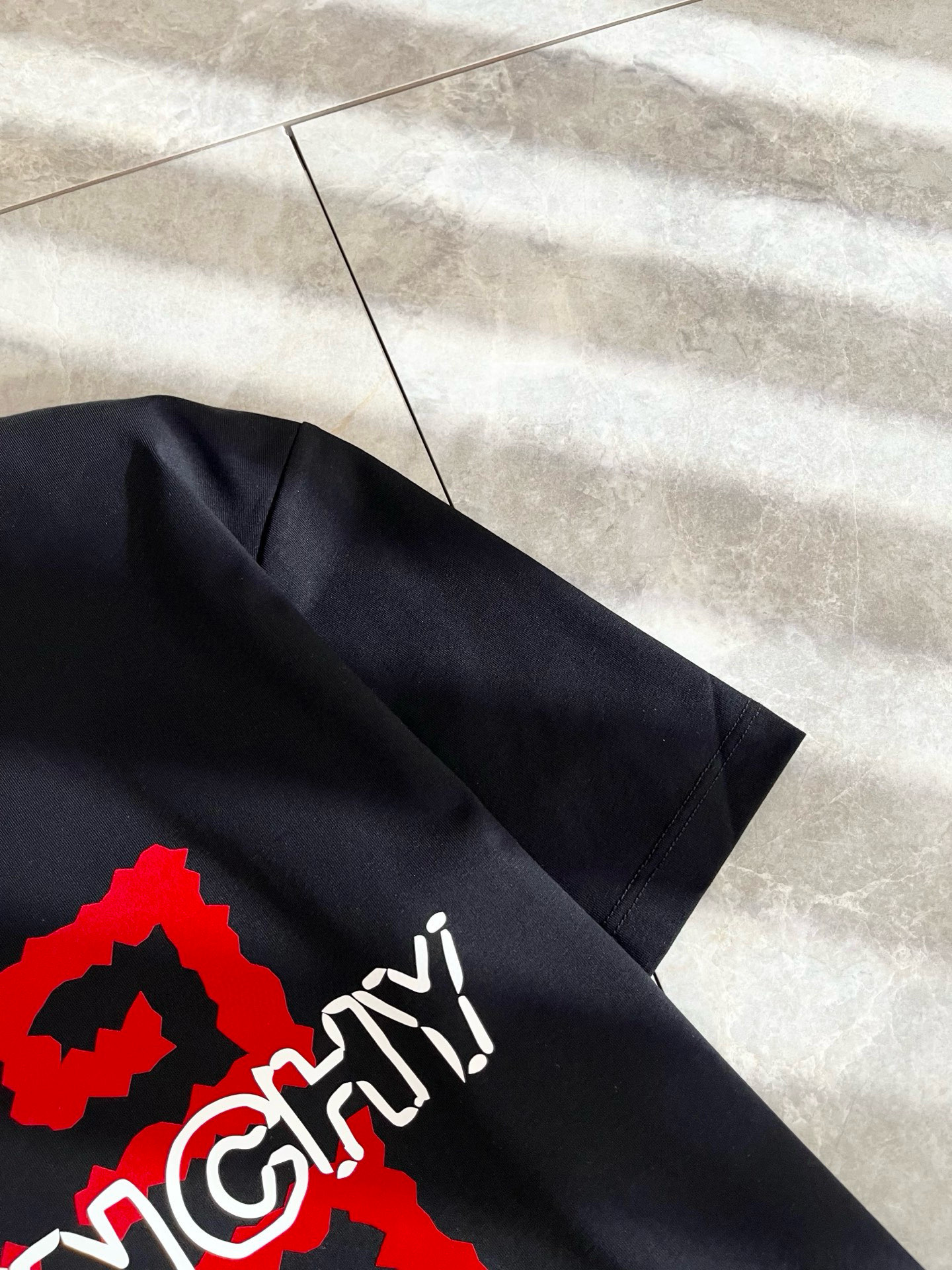 Giv*chy/纪*希2025春夏新款男女同款👫短袖T恤，主创时尚注入了全新时尚能量。通过探索各种题材和