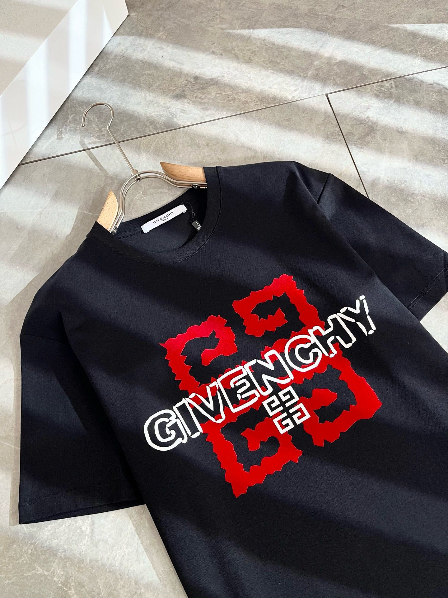 Giv*chy/纪*希2025春夏新款男女同款👫短袖T恤，主创时尚注入了全新时尚能量。通过探索各种题材和