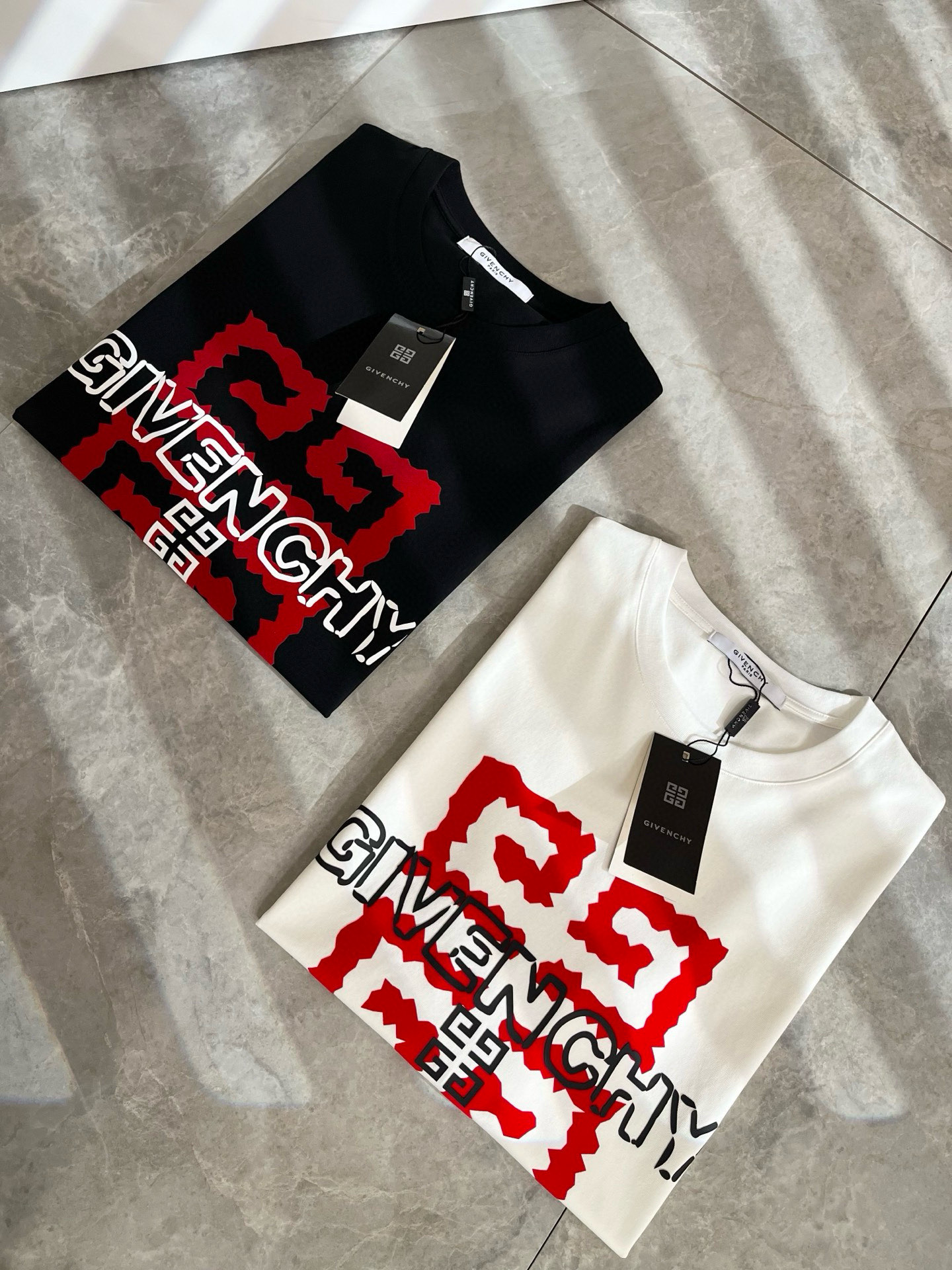 Giv*chy/纪*希2025春夏新款男女同款👫短袖T恤，主创时尚注入了全新时尚能量。通过探索各种题材和