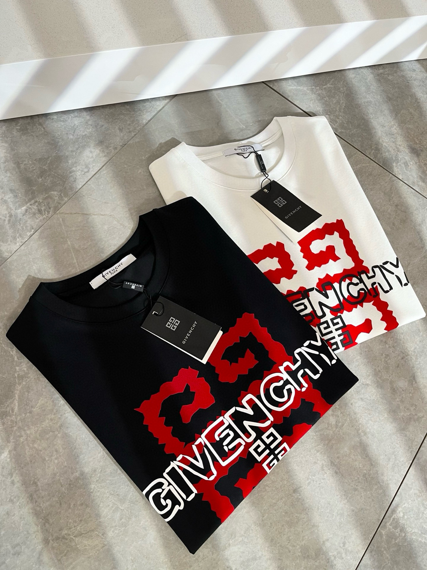 Giv*chy/纪*希2025春夏新款男女同款👫短袖T恤，主创时尚注入了全新时尚能量。通过探索各种题材和