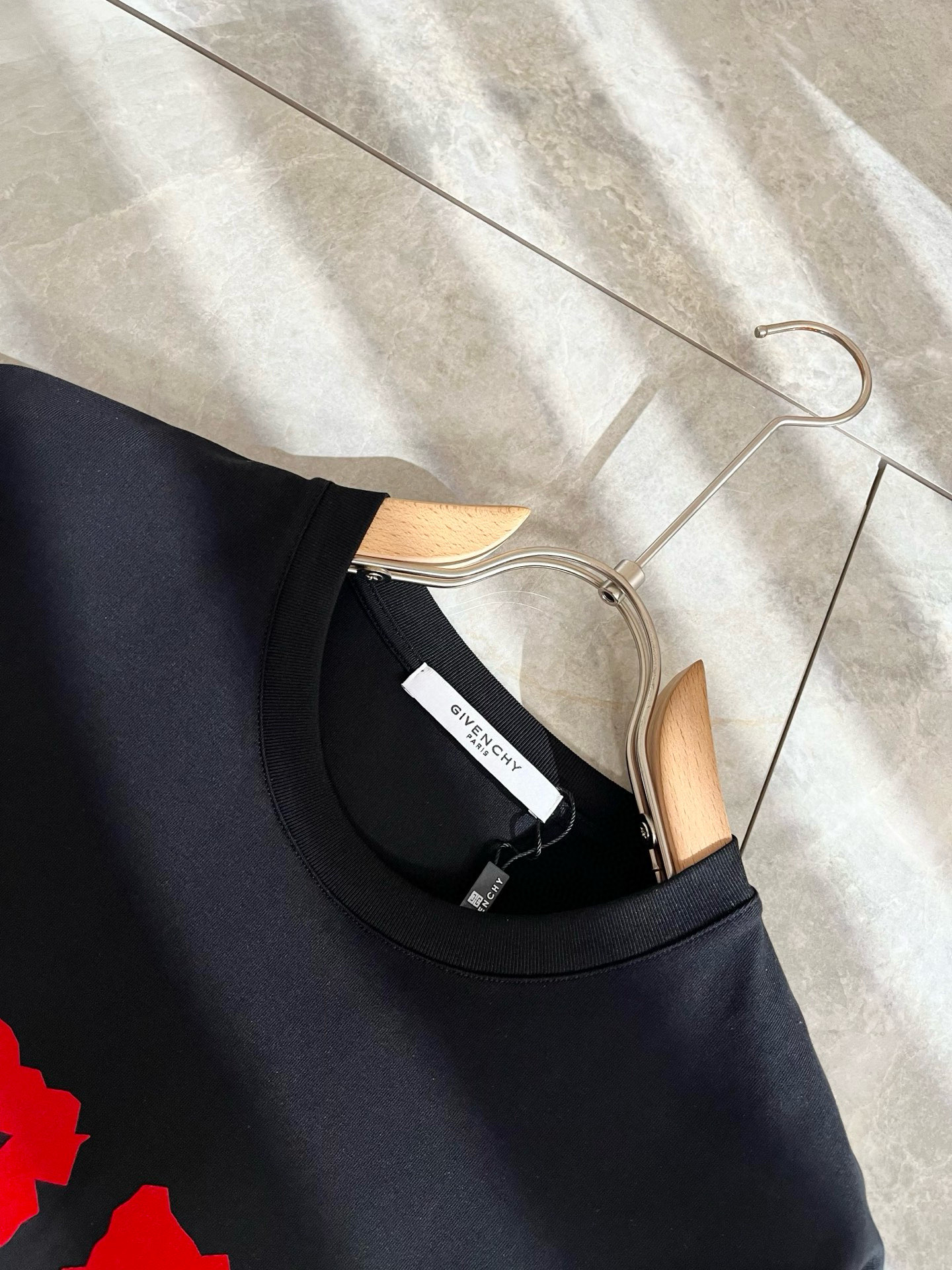 Giv*chy/纪*希2025春夏新款男女同款👫短袖T恤，主创时尚注入了全新时尚能量。通过探索各种题材和