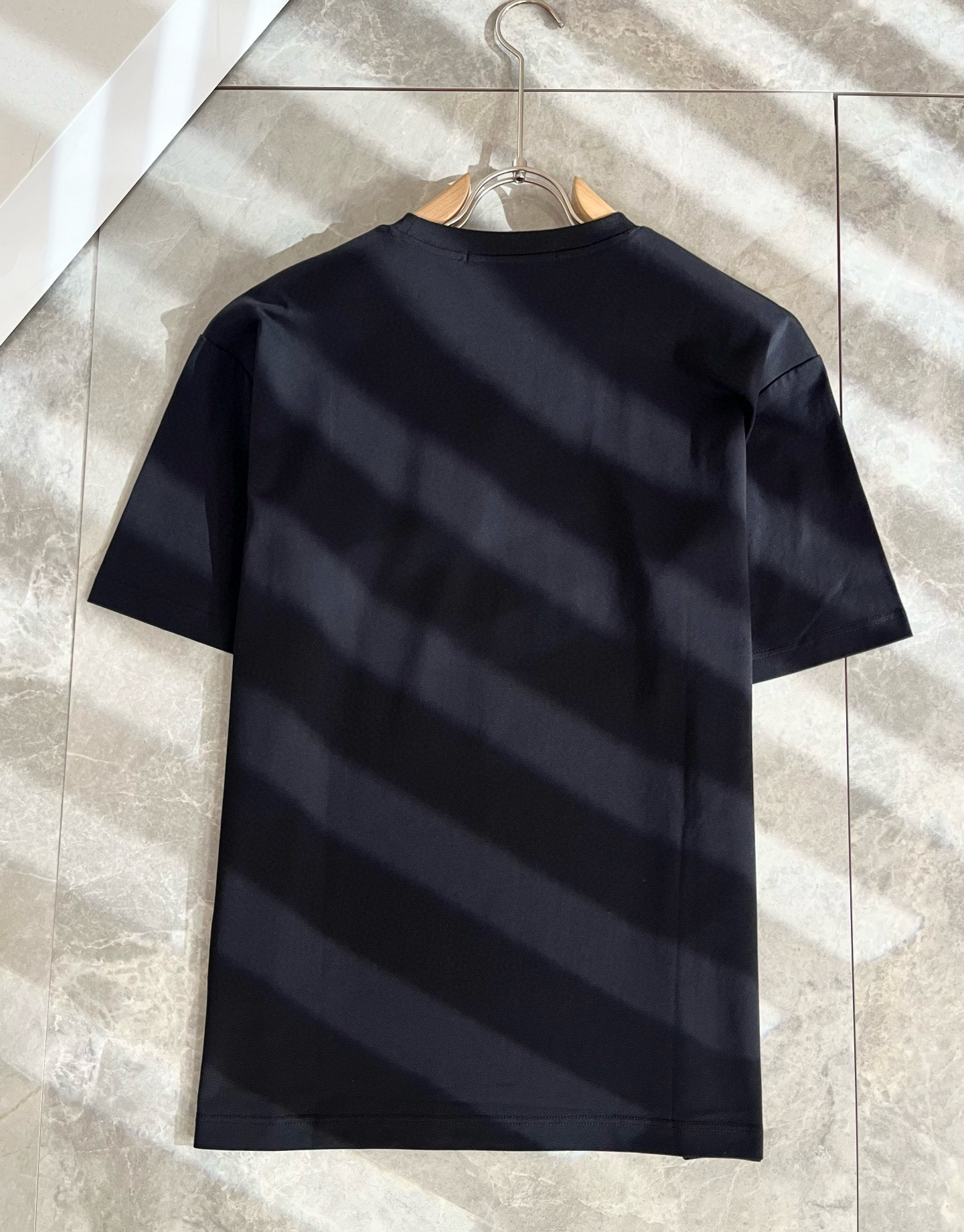 Giv*chy/纪*希2025春夏新款男女同款👫短袖T恤，主创时尚注入了全新时尚能量。通过探索各种题材和