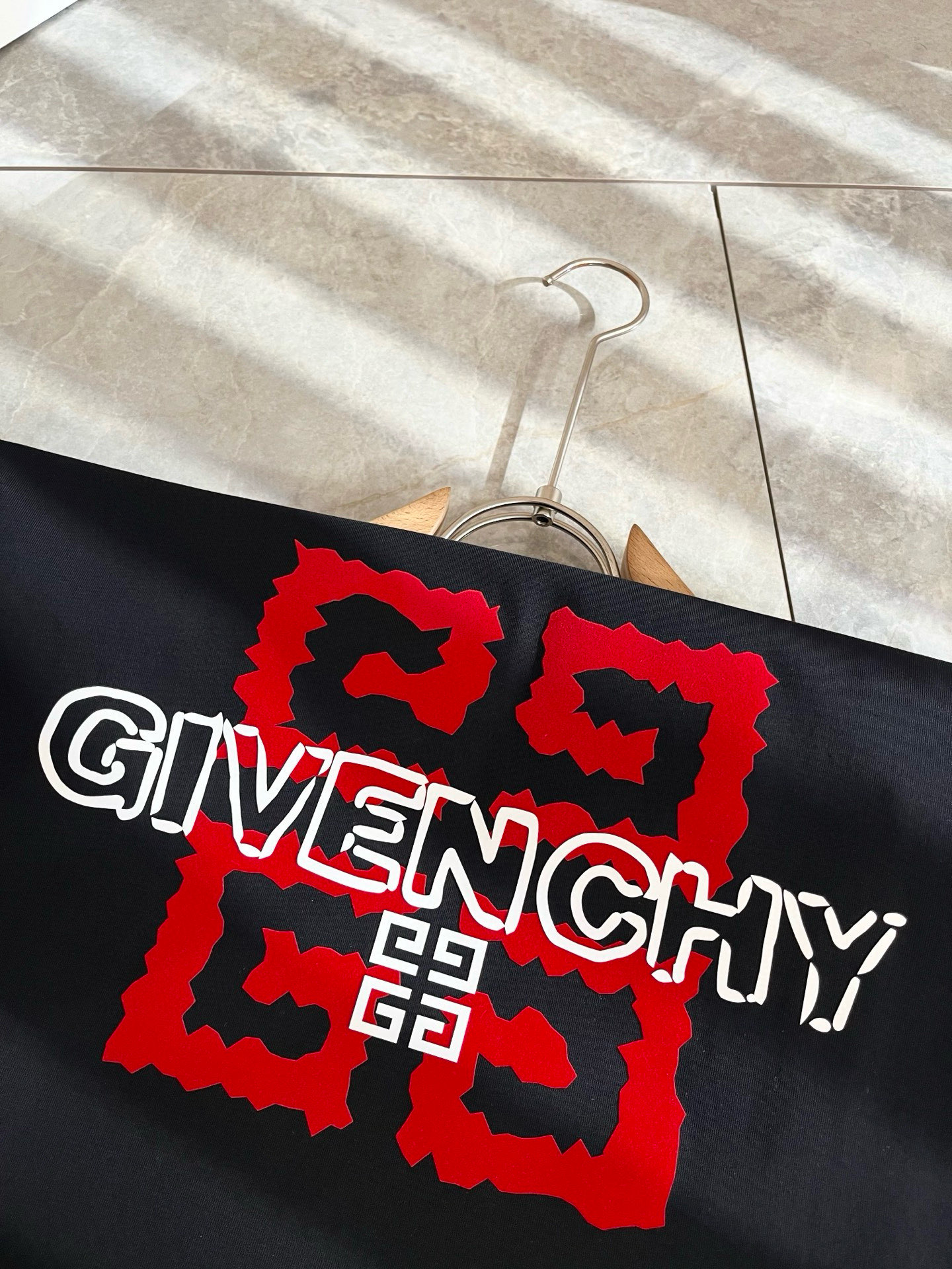 Giv*chy/纪*希2025春夏新款男女同款👫短袖T恤，主创时尚注入了全新时尚能量。通过探索各种题材和