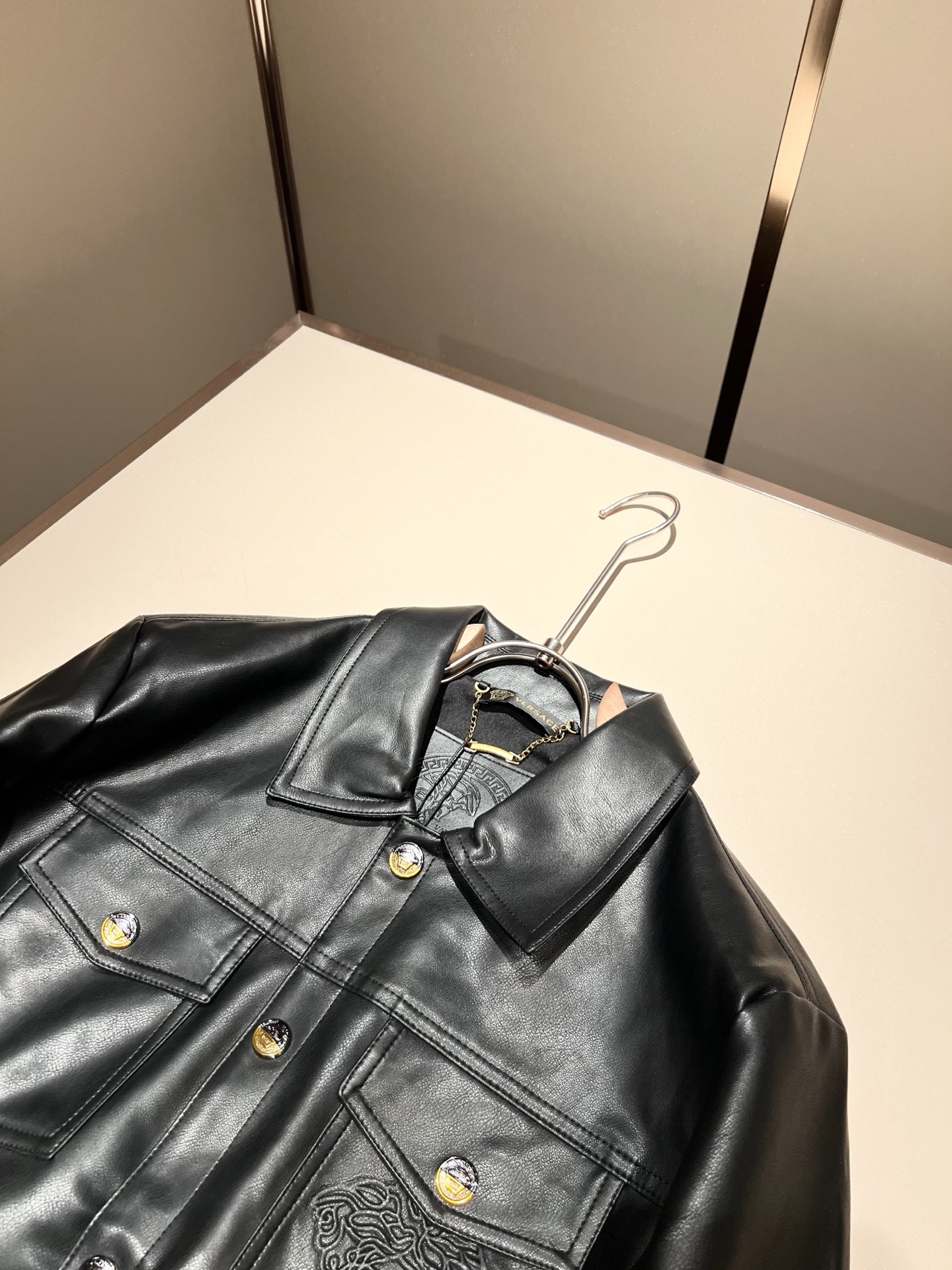 【VERS*CE/范*哲 2025秋冬新品夹克外套VERS*CE/范*哲 贸易公司渠道 产品 值的推荐夹