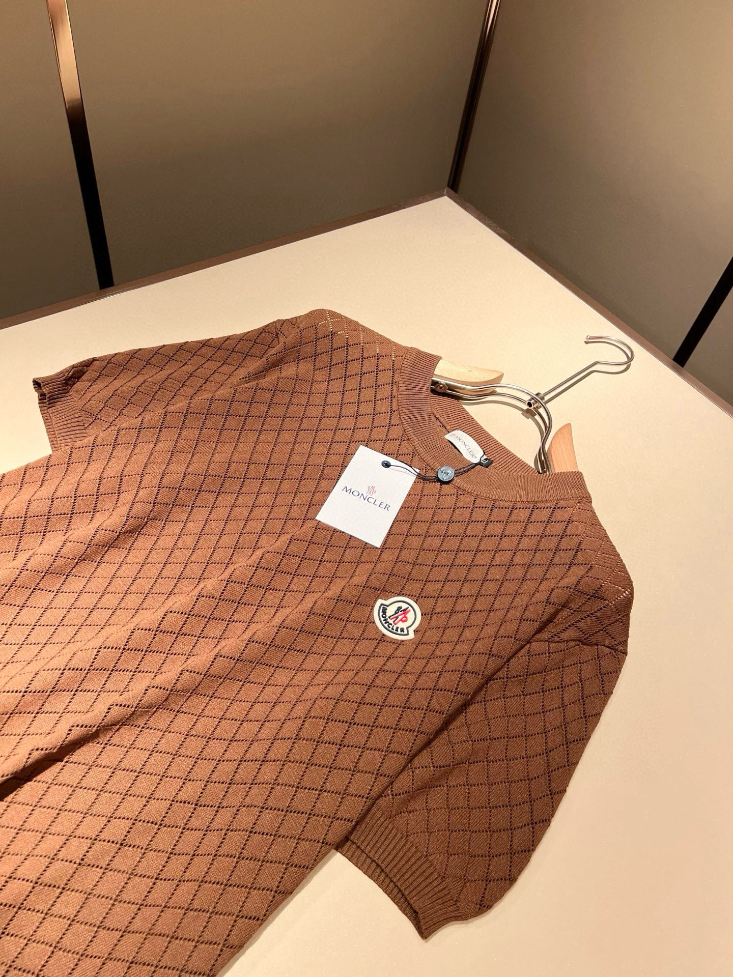 Moncler蒙家 2025春夏最新的贸易订单针织短袖T恤，全品相！！网红款！工艺采用胸前徽章设计！上身