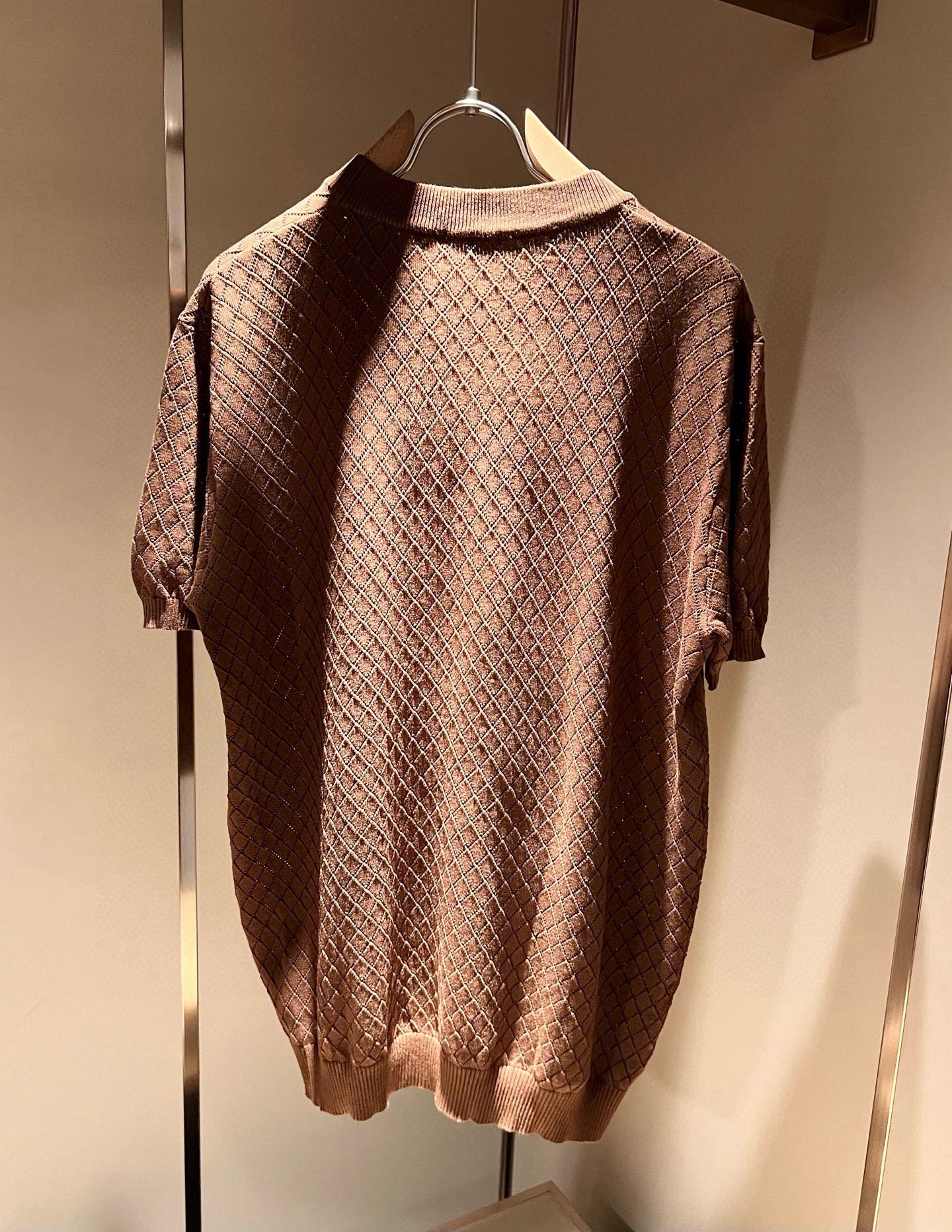 Moncler蒙家 2025春夏最新的贸易订单针织短袖T恤，全品相！！网红款！工艺采用胸前徽章设计！上身