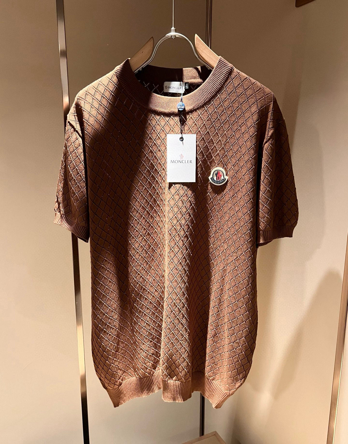 Moncler蒙家 2025春夏最新的贸易订单针织短袖T恤，全品相！！网红款！工艺采用胸前徽章设计！上身