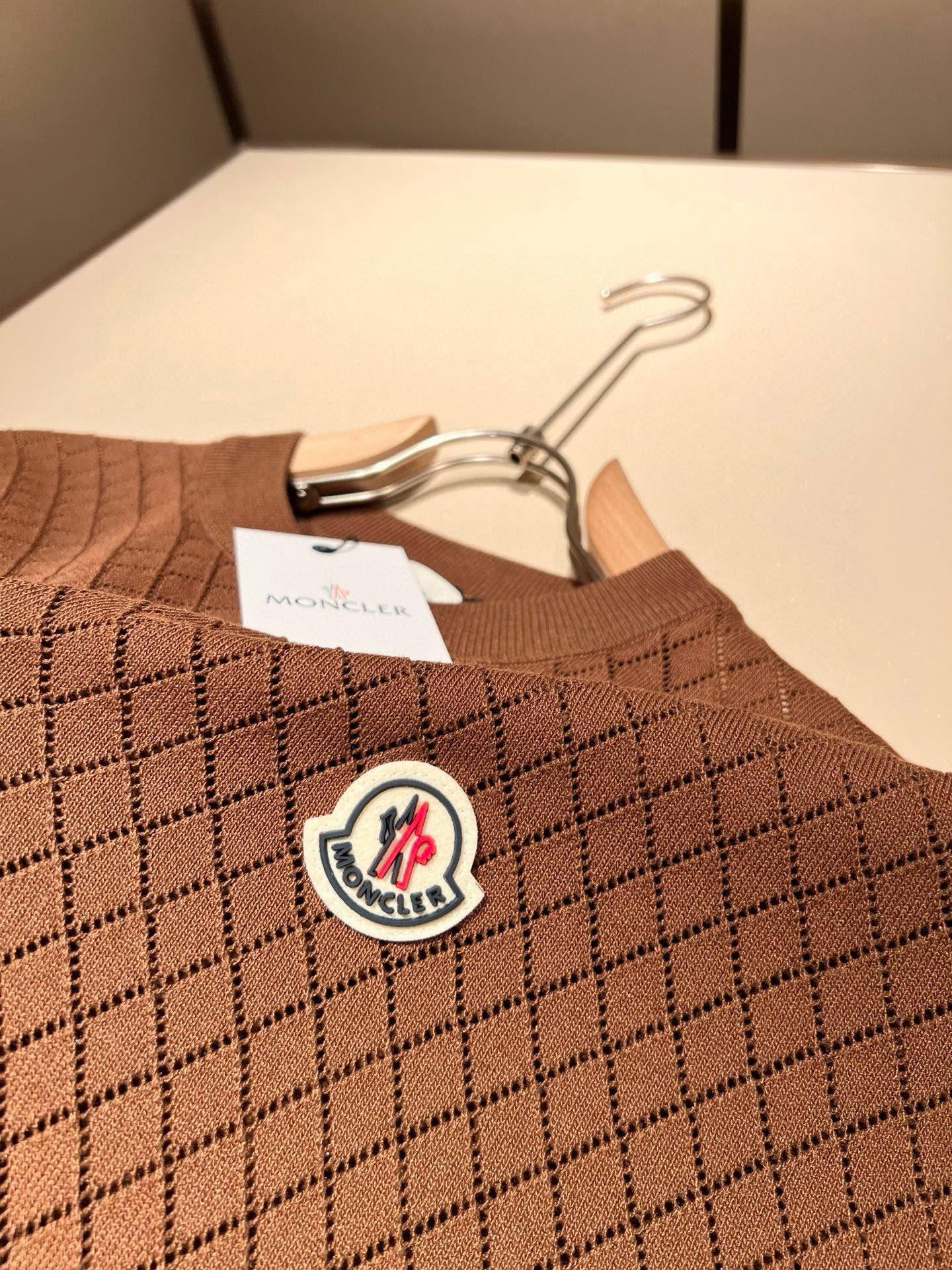 Moncler蒙家 2025春夏最新的贸易订单针织短袖T恤，全品相！！网红款！工艺采用胸前徽章设计！上身