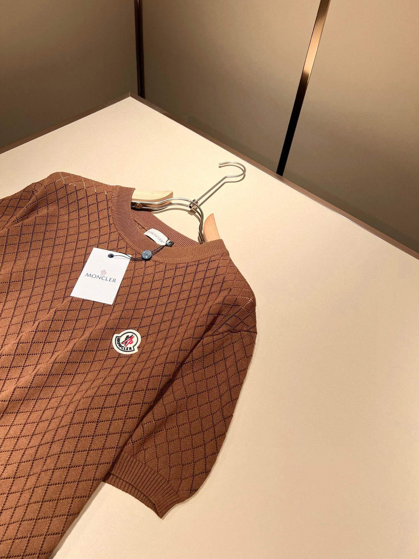 Moncler蒙家 2025春夏最新的贸易订单针织短袖T恤，全品相！！网红款！工艺采用胸前徽章设计！上身