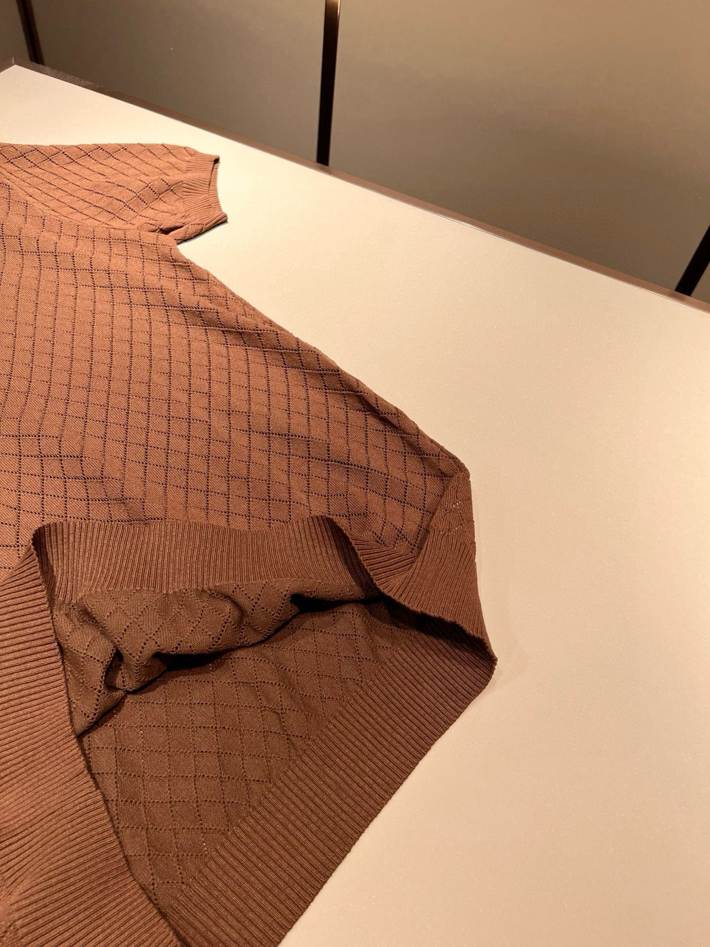 Moncler蒙家 2025春夏最新的贸易订单针织短袖T恤，全品相！！网红款！工艺采用胸前徽章设计！上身