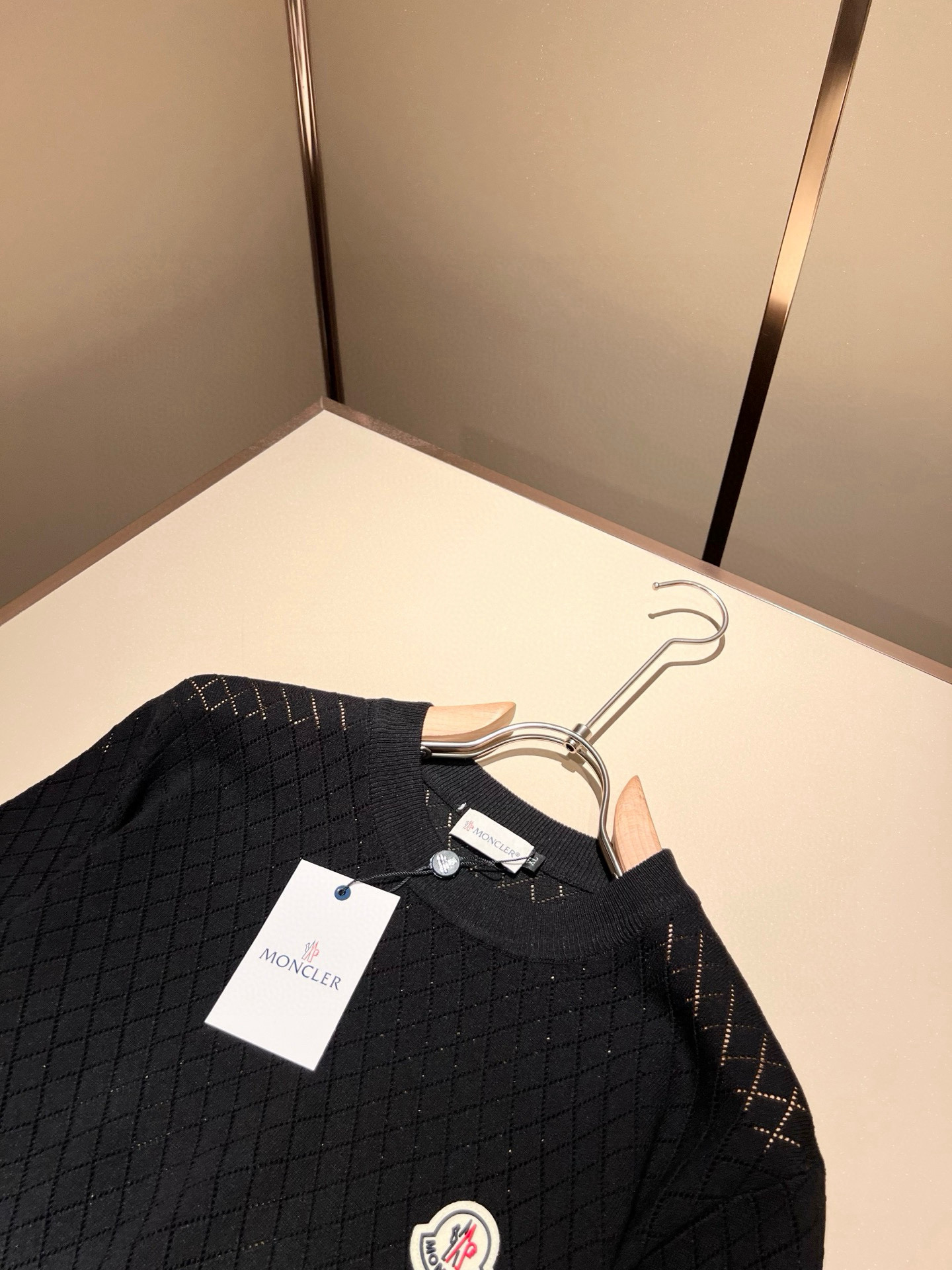 Moncler蒙家 2025春夏最新的贸易订单针织短袖T恤，全品相！！网红款！工艺采用胸前徽章设计！上身