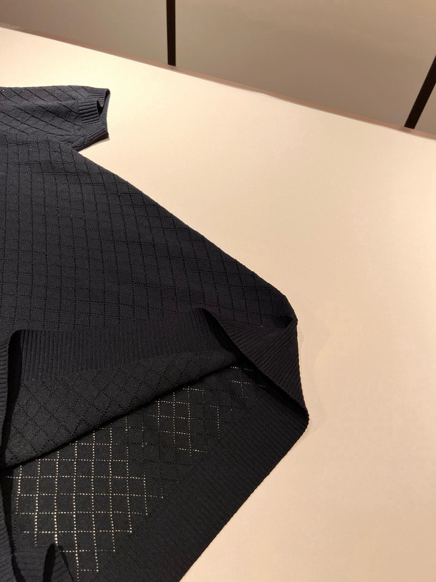 Moncler蒙家 2025春夏最新的贸易订单针织短袖T恤，全品相！！网红款！工艺采用胸前徽章设计！上身