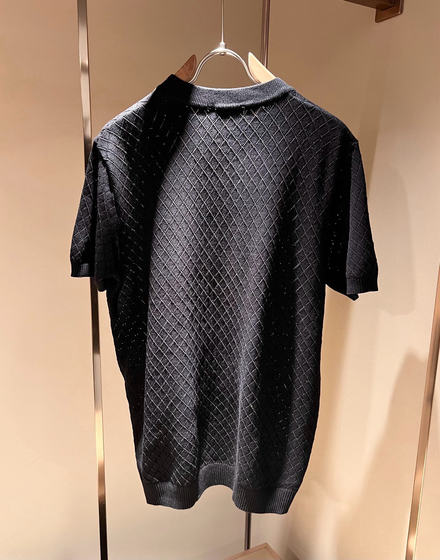 Moncler蒙家 2025春夏最新的贸易订单针织短袖T恤，全品相！！网红款！工艺采用胸前徽章设计！上身