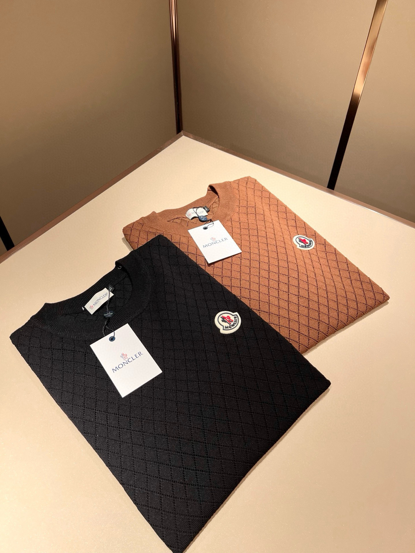 Moncler蒙家 2025春夏最新的贸易订单针织短袖T恤，全品相！！网红款！工艺采用胸前徽章设计！上身