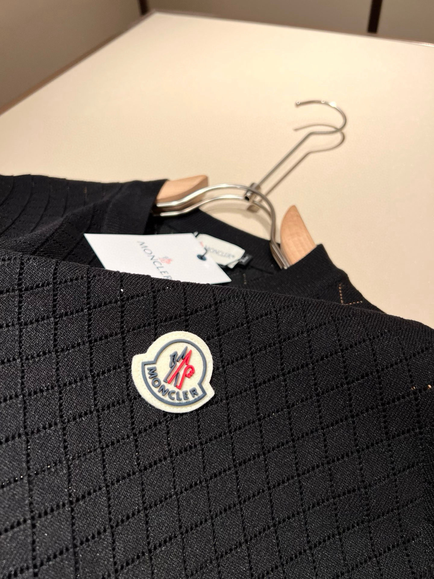 Moncler蒙家 2025春夏最新的贸易订单针织短袖T恤，全品相！！网红款！工艺采用胸前徽章设计！上身