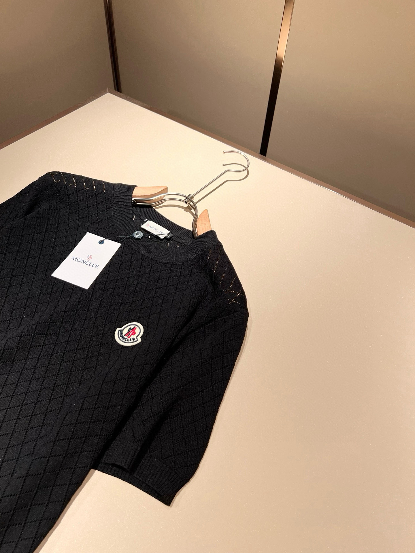 Moncler蒙家 2025春夏最新的贸易订单针织短袖T恤，全品相！！网红款！工艺采用胸前徽章设计！上身