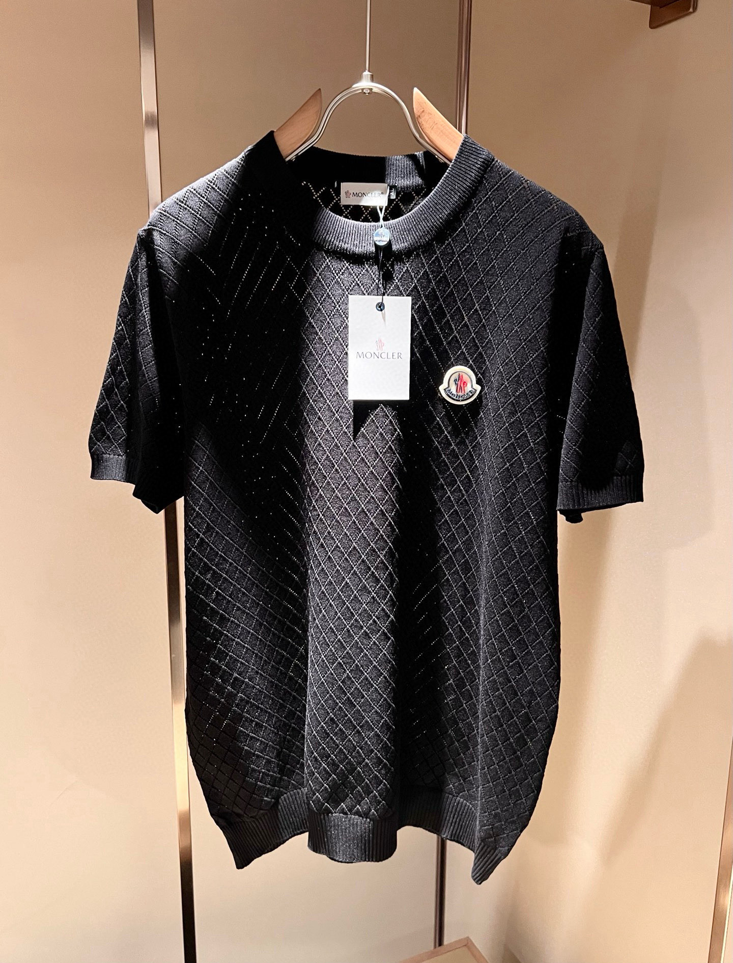 Moncler蒙家 2025春夏最新的贸易订单针织短袖T恤，全品相！！网红款！工艺采用胸前徽章设计！上身