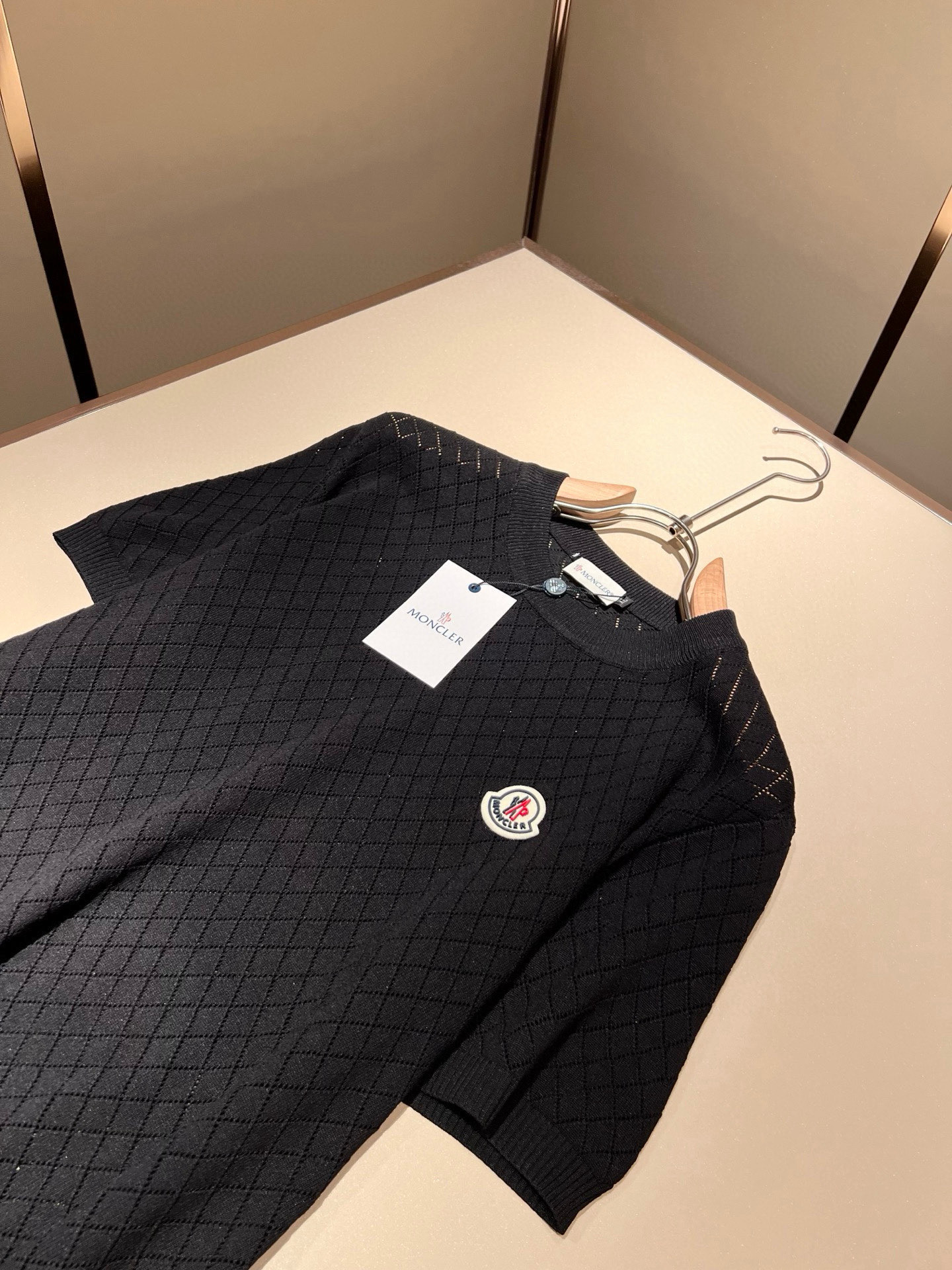 Moncler蒙家 2025春夏最新的贸易订单针织短袖T恤，全品相！！网红款！工艺采用胸前徽章设计！上身