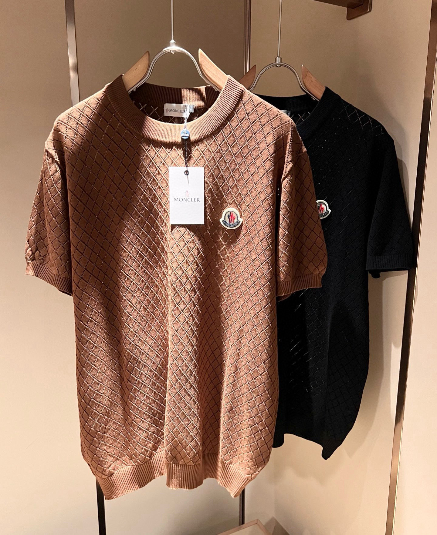 Moncler蒙家 2025春夏最新的贸易订单针织短袖T恤，全品相！！网红款！工艺采用胸前徽章设计！上身