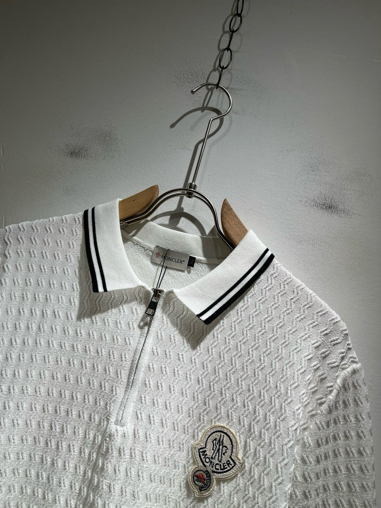 Moncler蒙家 2025春夏最新的贸易订单针织短袖T恤，全品相！！网红款！工艺采用胸前徽章设计！上身