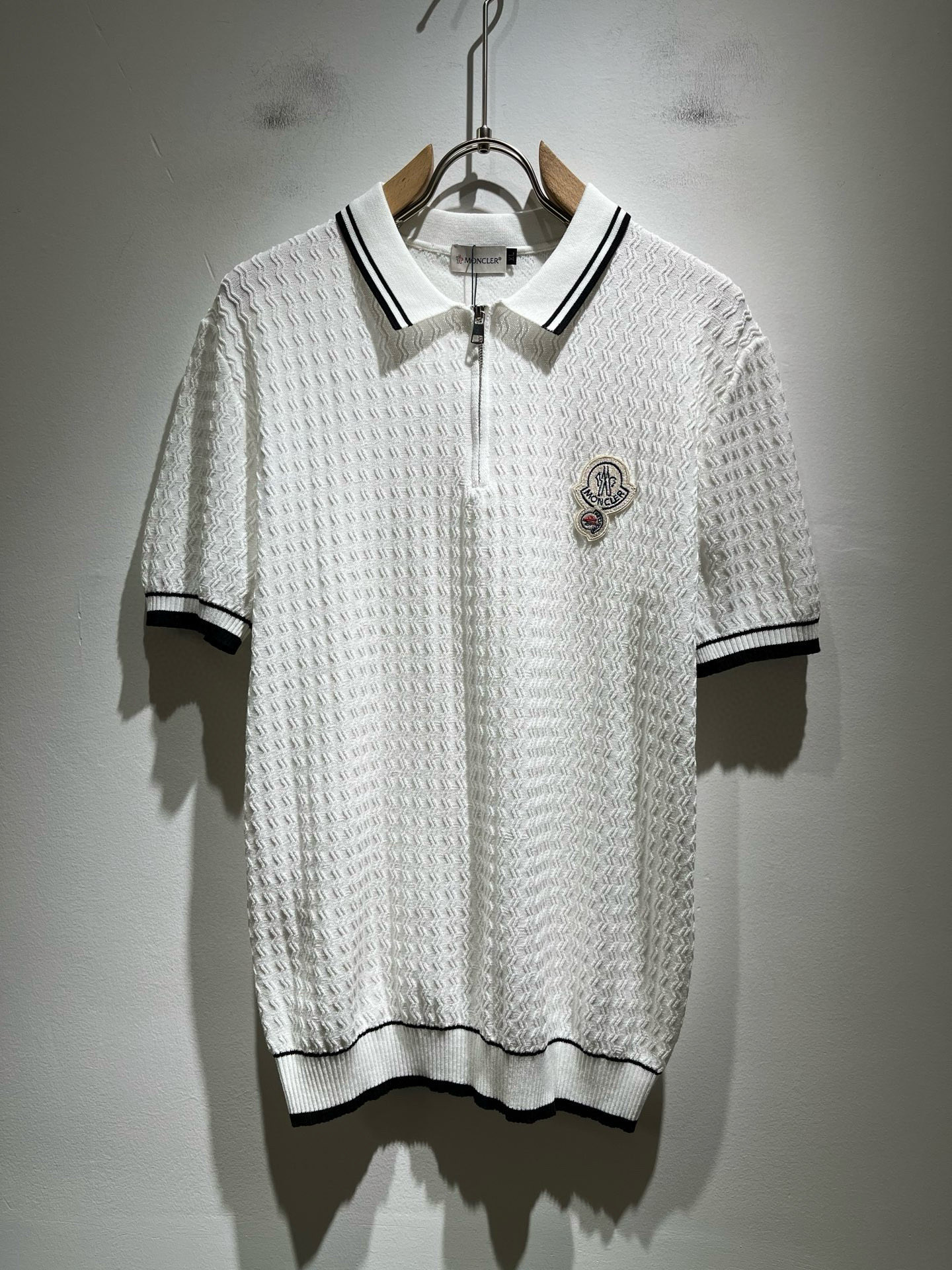 Moncler蒙家 2025春夏最新的贸易订单针织短袖T恤，全品相！！网红款！工艺采用胸前徽章设计！上身