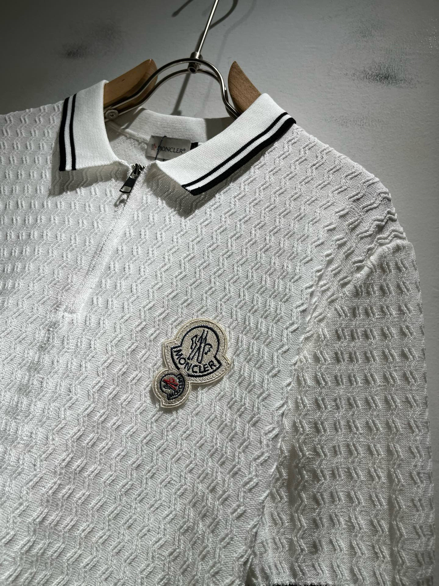 Moncler蒙家 2025春夏最新的贸易订单针织短袖T恤，全品相！！网红款！工艺采用胸前徽章设计！上身