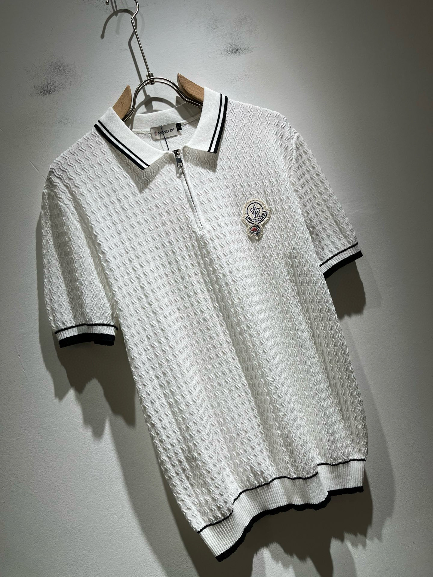 Moncler蒙家 2025春夏最新的贸易订单针织短袖T恤，全品相！！网红款！工艺采用胸前徽章设计！上身