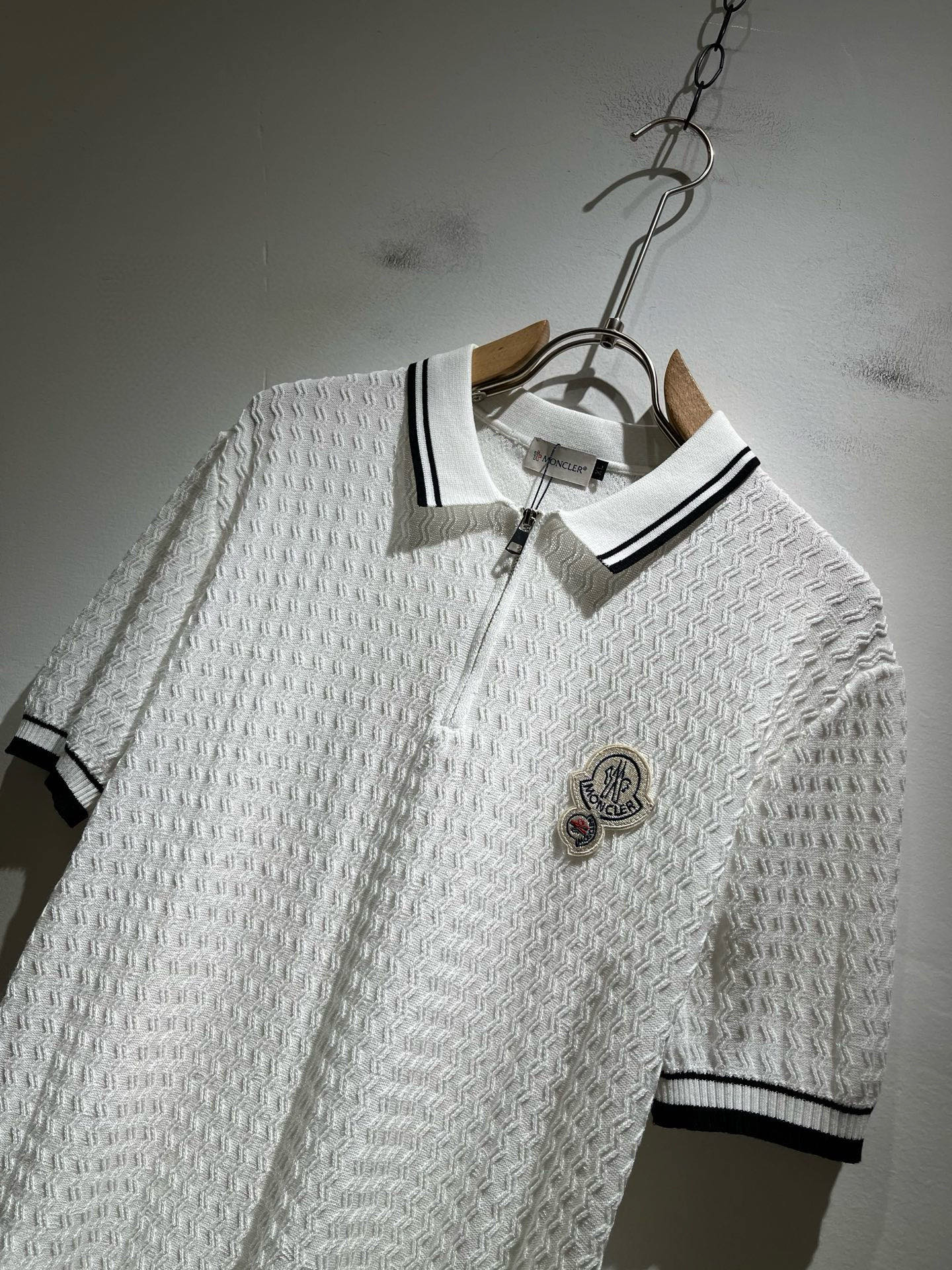 Moncler蒙家 2025春夏最新的贸易订单针织短袖T恤，全品相！！网红款！工艺采用胸前徽章设计！上身