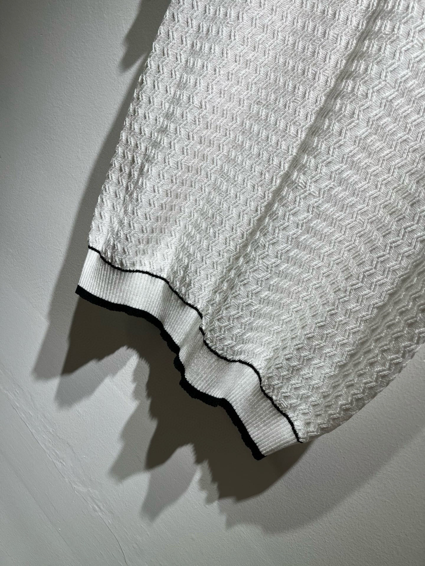 Moncler蒙家 2025春夏最新的贸易订单针织短袖T恤，全品相！！网红款！工艺采用胸前徽章设计！上身