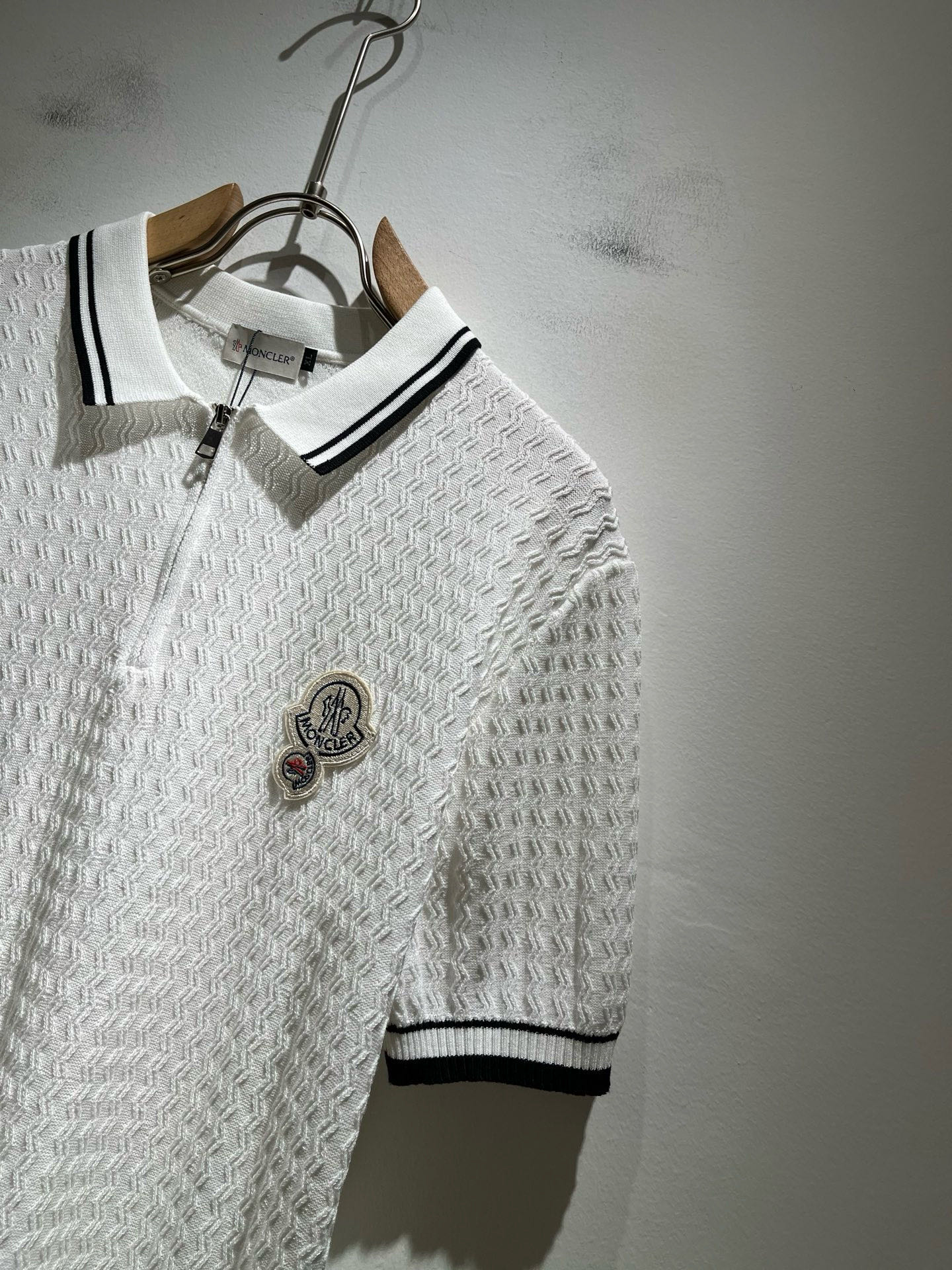 Moncler蒙家 2025春夏最新的贸易订单针织短袖T恤，全品相！！网红款！工艺采用胸前徽章设计！上身