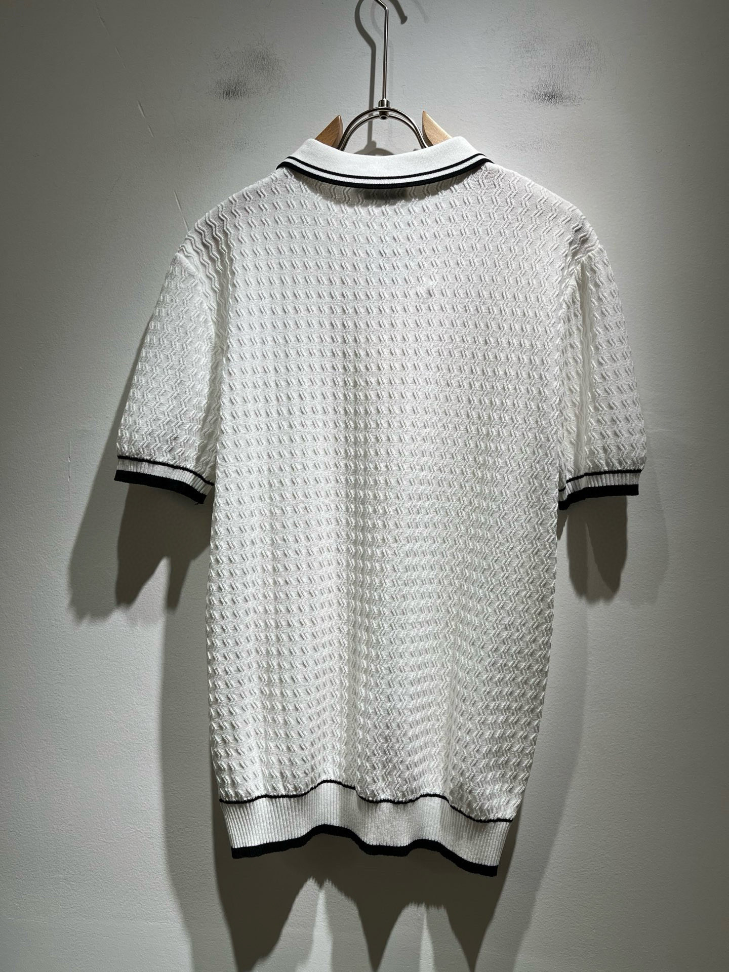 Moncler蒙家 2025春夏最新的贸易订单针织短袖T恤，全品相！！网红款！工艺采用胸前徽章设计！上身