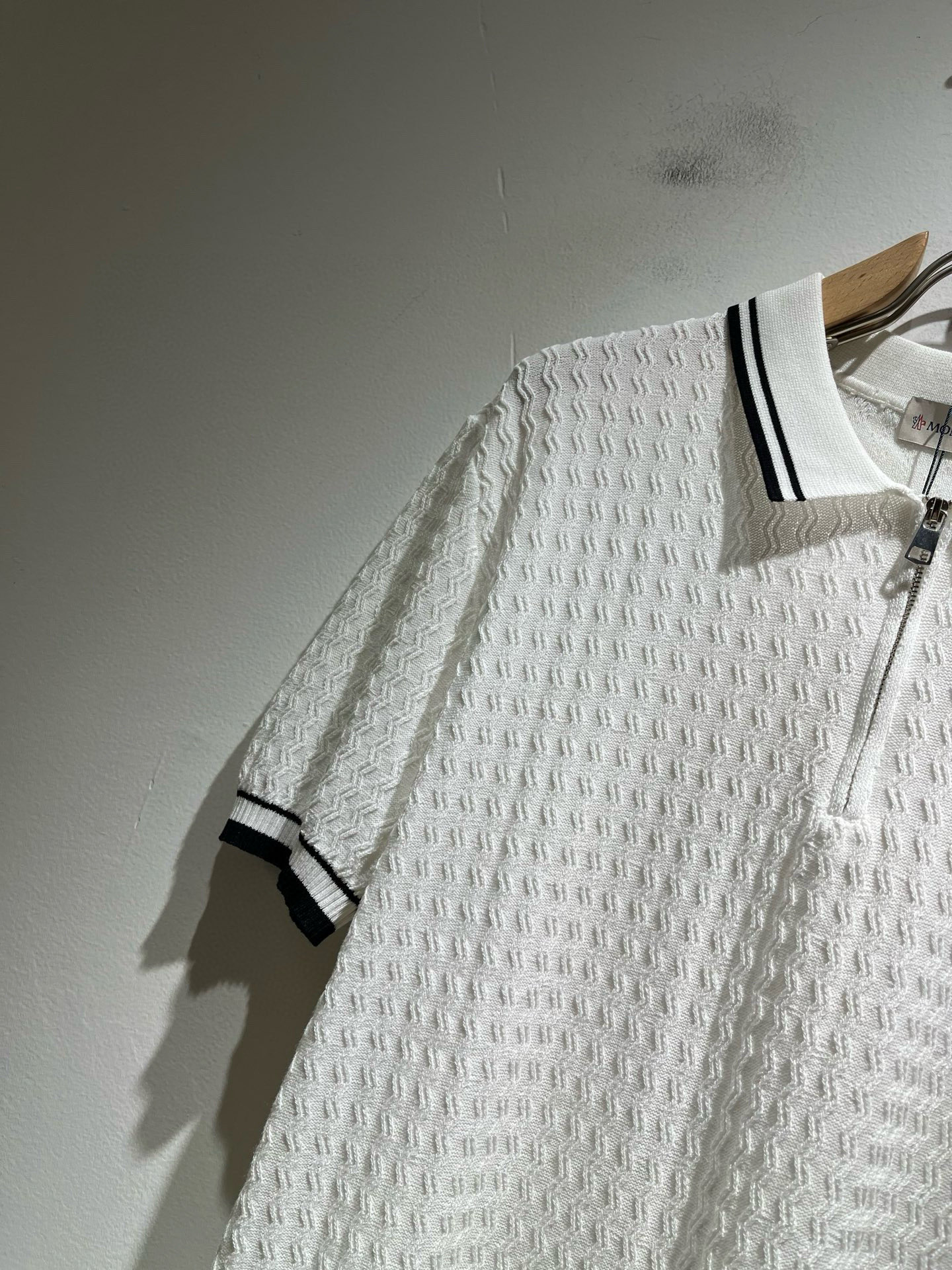 Moncler蒙家 2025春夏最新的贸易订单针织短袖T恤，全品相！！网红款！工艺采用胸前徽章设计！上身