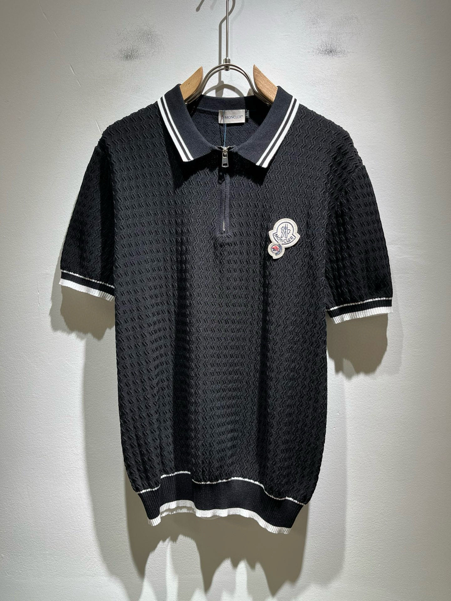 Moncler蒙家 2025春夏最新的贸易订单针织短袖T恤，全品相！！网红款！工艺采用胸前徽章设计！上身