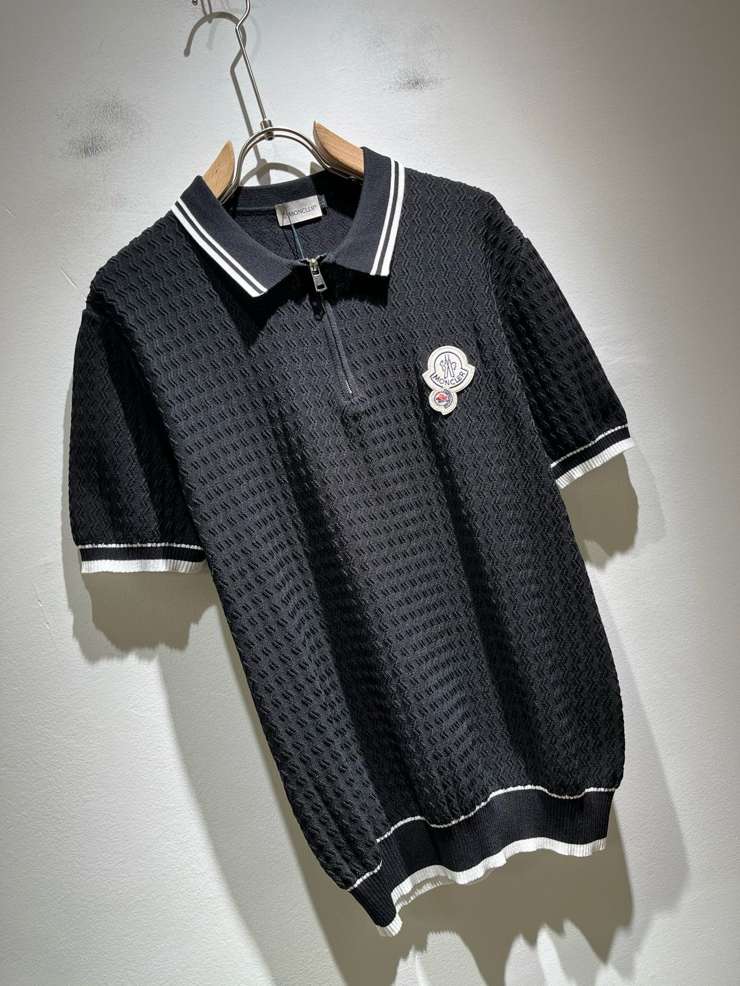 Moncler蒙家 2025春夏最新的贸易订单针织短袖T恤，全品相！！网红款！工艺采用胸前徽章设计！上身