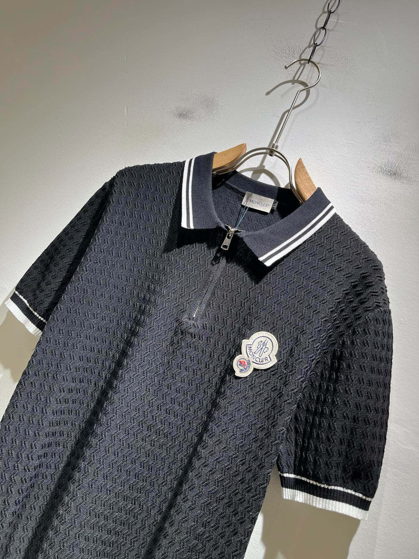 Moncler蒙家 2025春夏最新的贸易订单针织短袖T恤，全品相！！网红款！工艺采用胸前徽章设计！上身