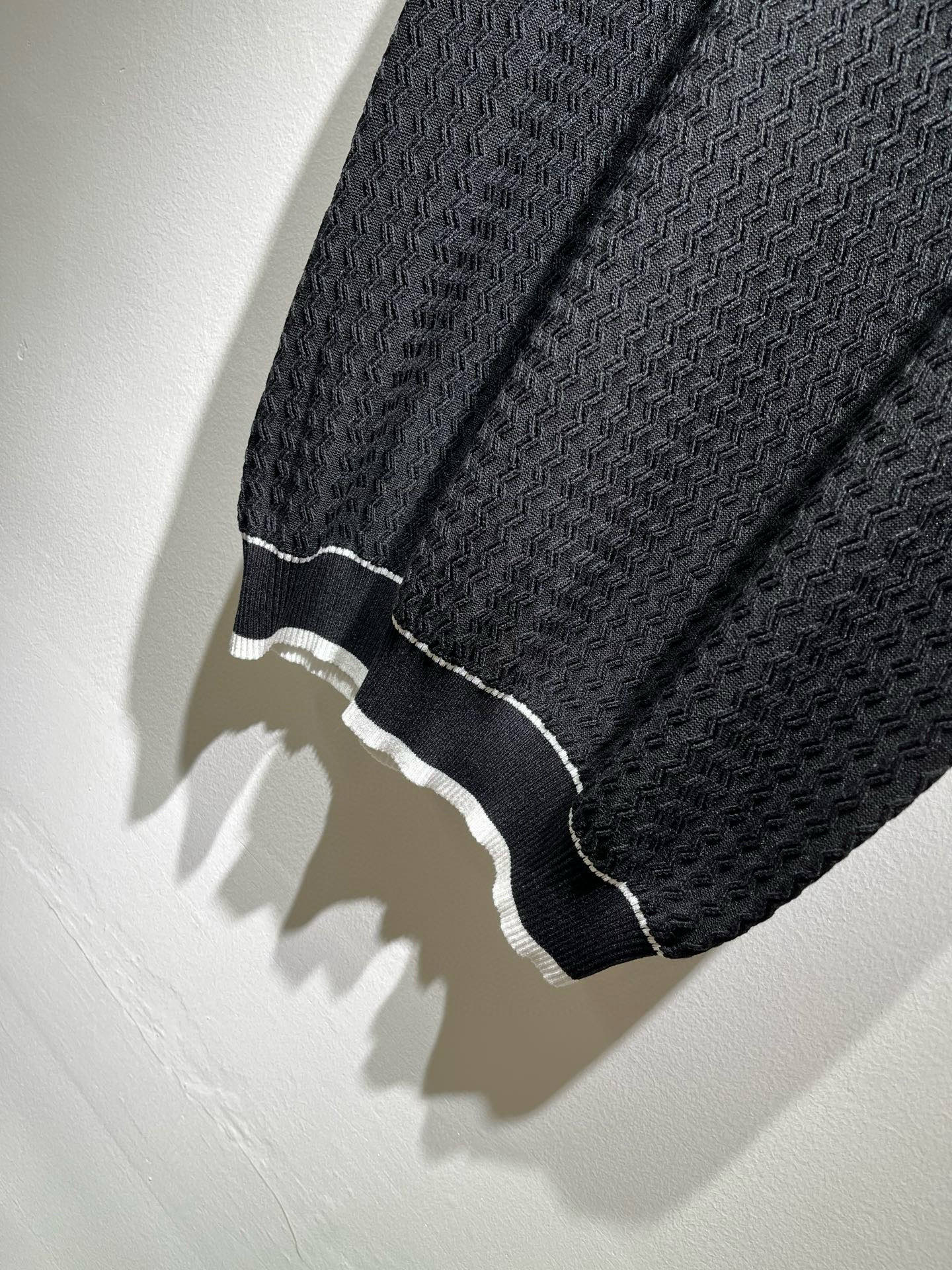 Moncler蒙家 2025春夏最新的贸易订单针织短袖T恤，全品相！！网红款！工艺采用胸前徽章设计！上身