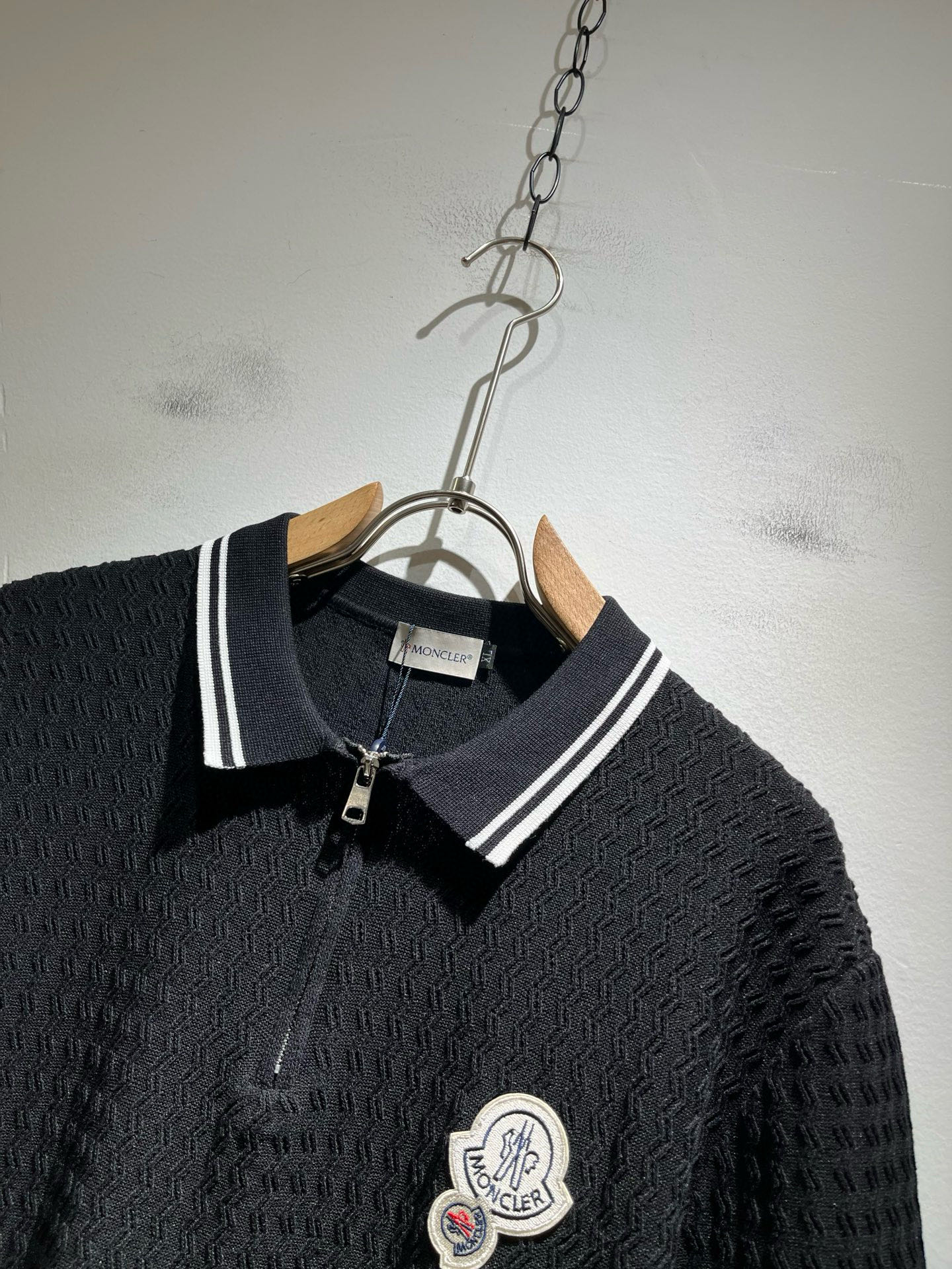 Moncler蒙家 2025春夏最新的贸易订单针织短袖T恤，全品相！！网红款！工艺采用胸前徽章设计！上身