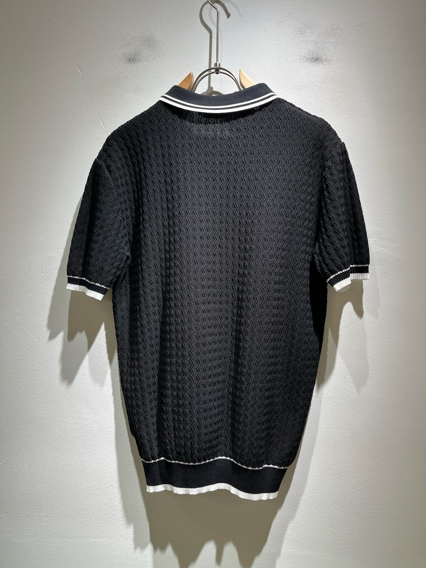 Moncler蒙家 2025春夏最新的贸易订单针织短袖T恤，全品相！！网红款！工艺采用胸前徽章设计！上身