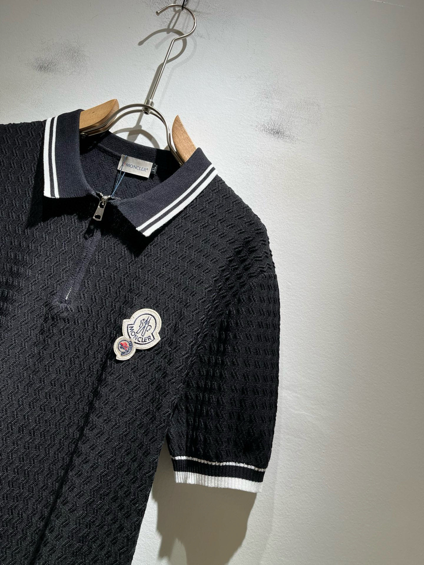 Moncler蒙家 2025春夏最新的贸易订单针织短袖T恤，全品相！！网红款！工艺采用胸前徽章设计！上身