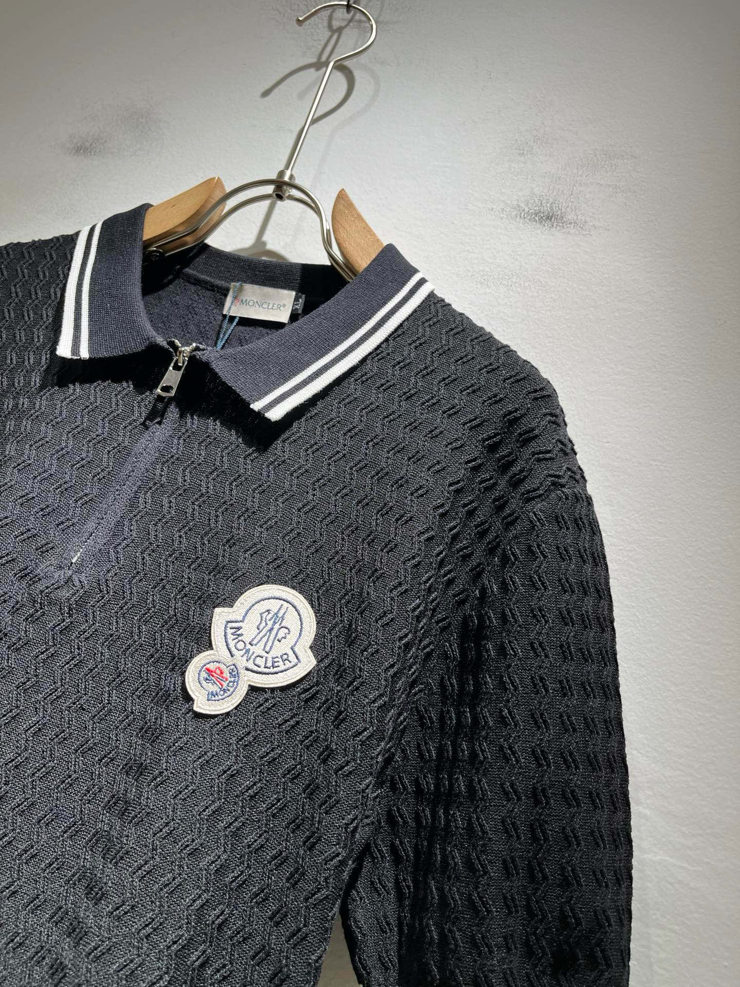 Moncler蒙家 2025春夏最新的贸易订单针织短袖T恤，全品相！！网红款！工艺采用胸前徽章设计！上身