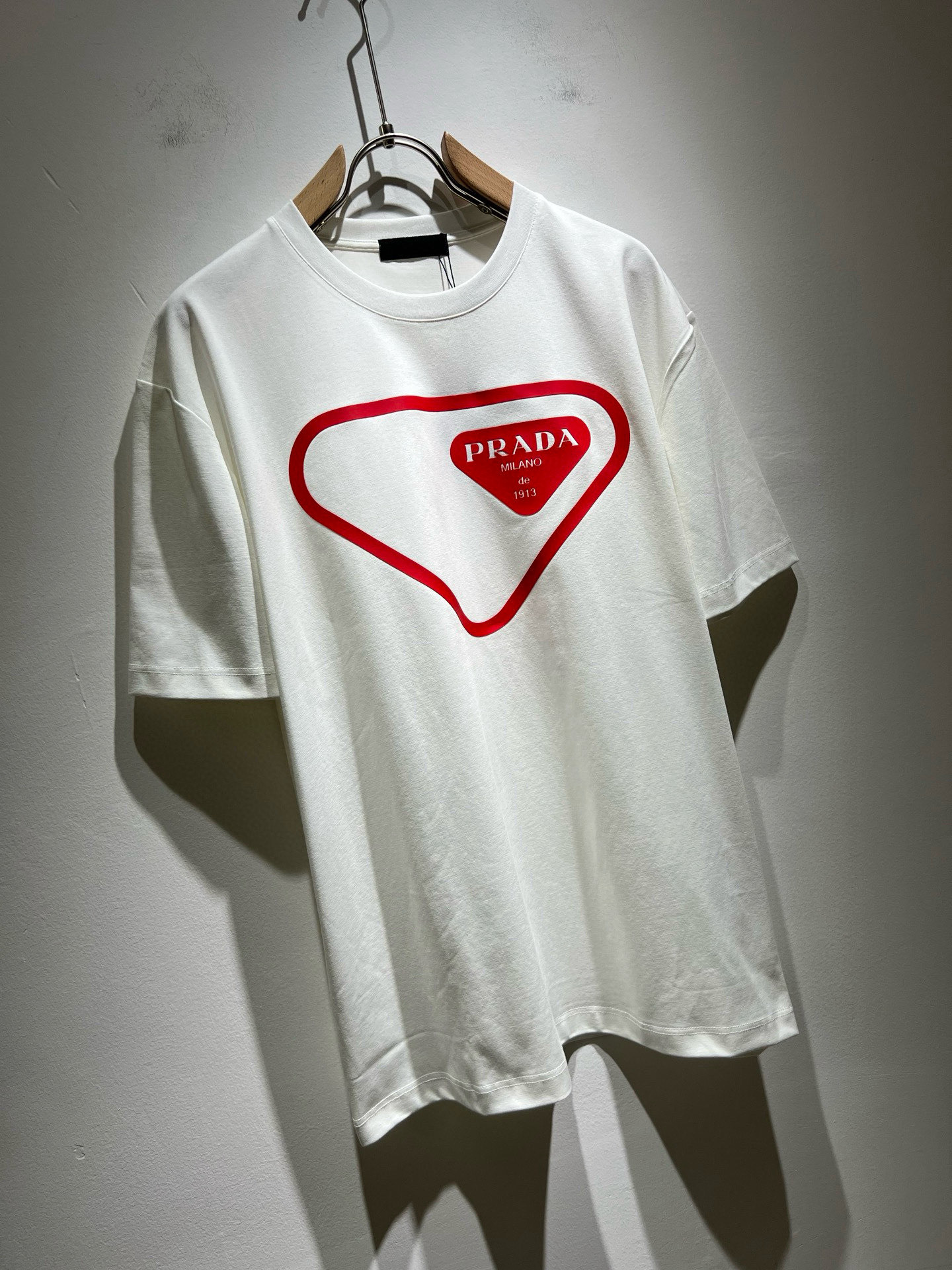 PRAD*A普*达2025春夏新款男女同款👫短袖T恤，最新款全网独家首上！！~既经典有时尚百搭，谁不爱啊