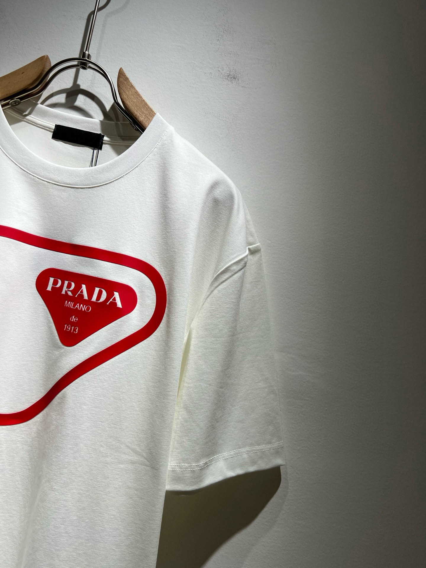 PRAD*A普*达2025春夏新款男女同款👫短袖T恤，最新款全网独家首上！！~既经典有时尚百搭，谁不爱啊
