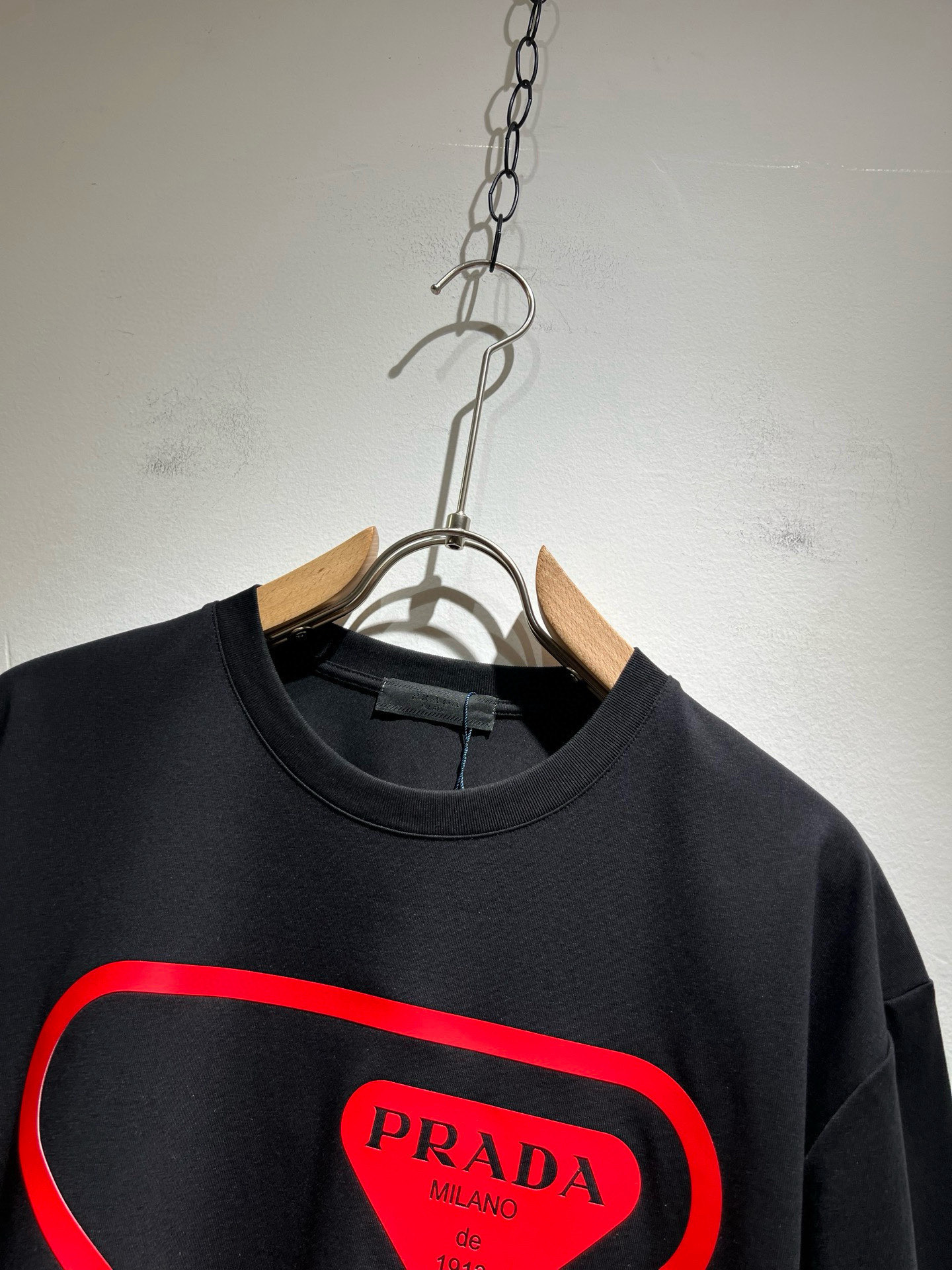 PRAD*A普*达2025春夏新款男女同款👫短袖T恤，最新款全网独家首上！！~既经典有时尚百搭，谁不爱啊