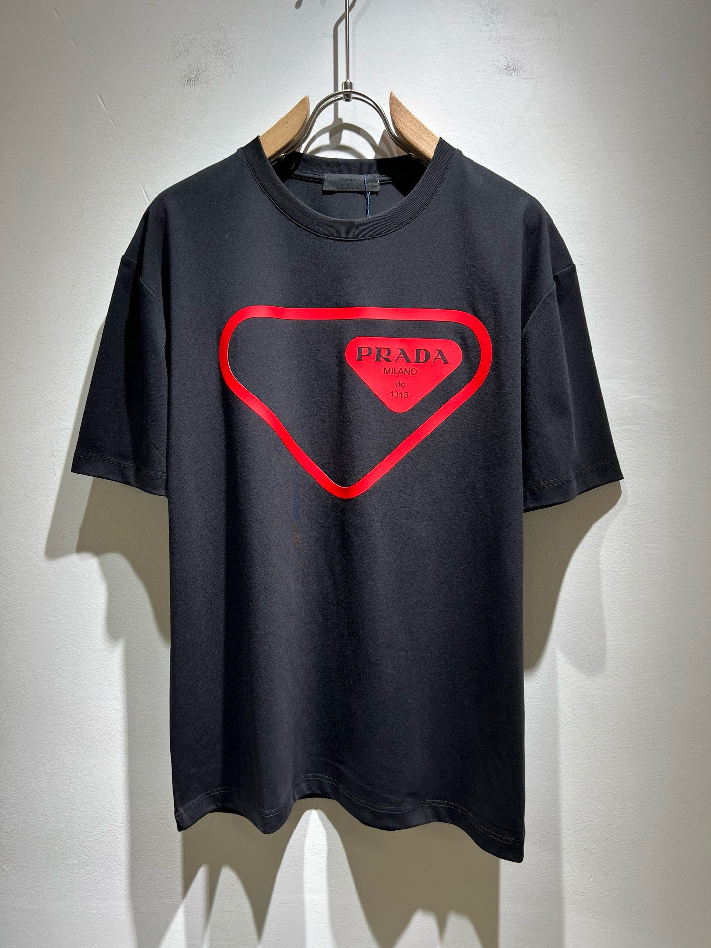 PRAD*A普*达2025春夏新款男女同款👫短袖T恤，最新款全网独家首上！！~既经典有时尚百搭，谁不爱啊