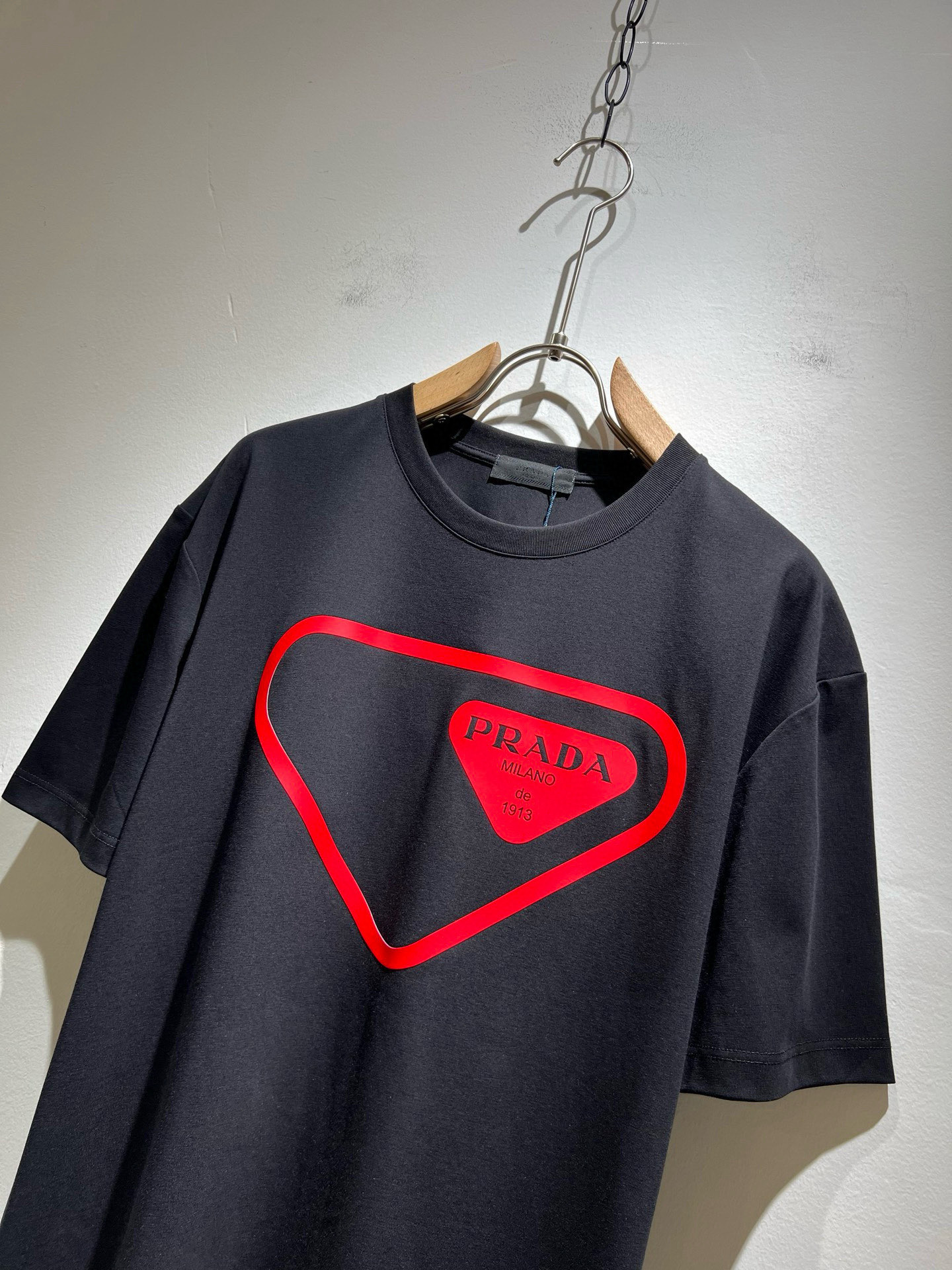 PRAD*A普*达2025春夏新款男女同款👫短袖T恤，最新款全网独家首上！！~既经典有时尚百搭，谁不爱啊